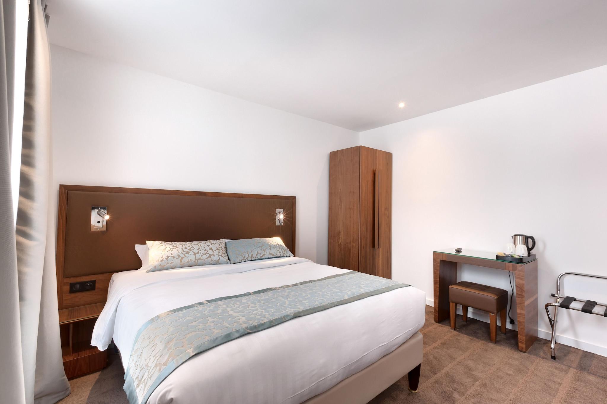 Double Deluxe Queen Bed