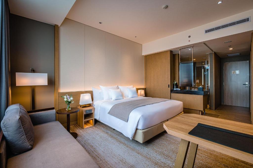 Double Deluxe King Bed