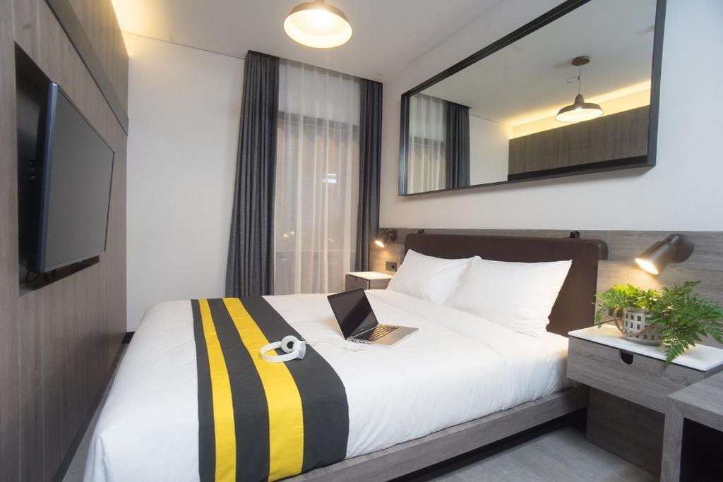 Room Queen Size Bed