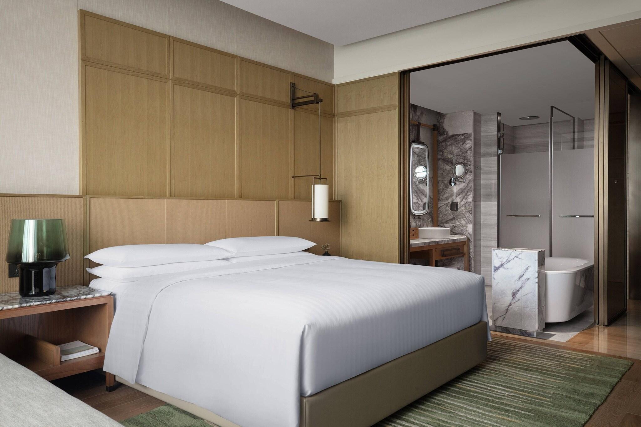 Double Garden View King Bed