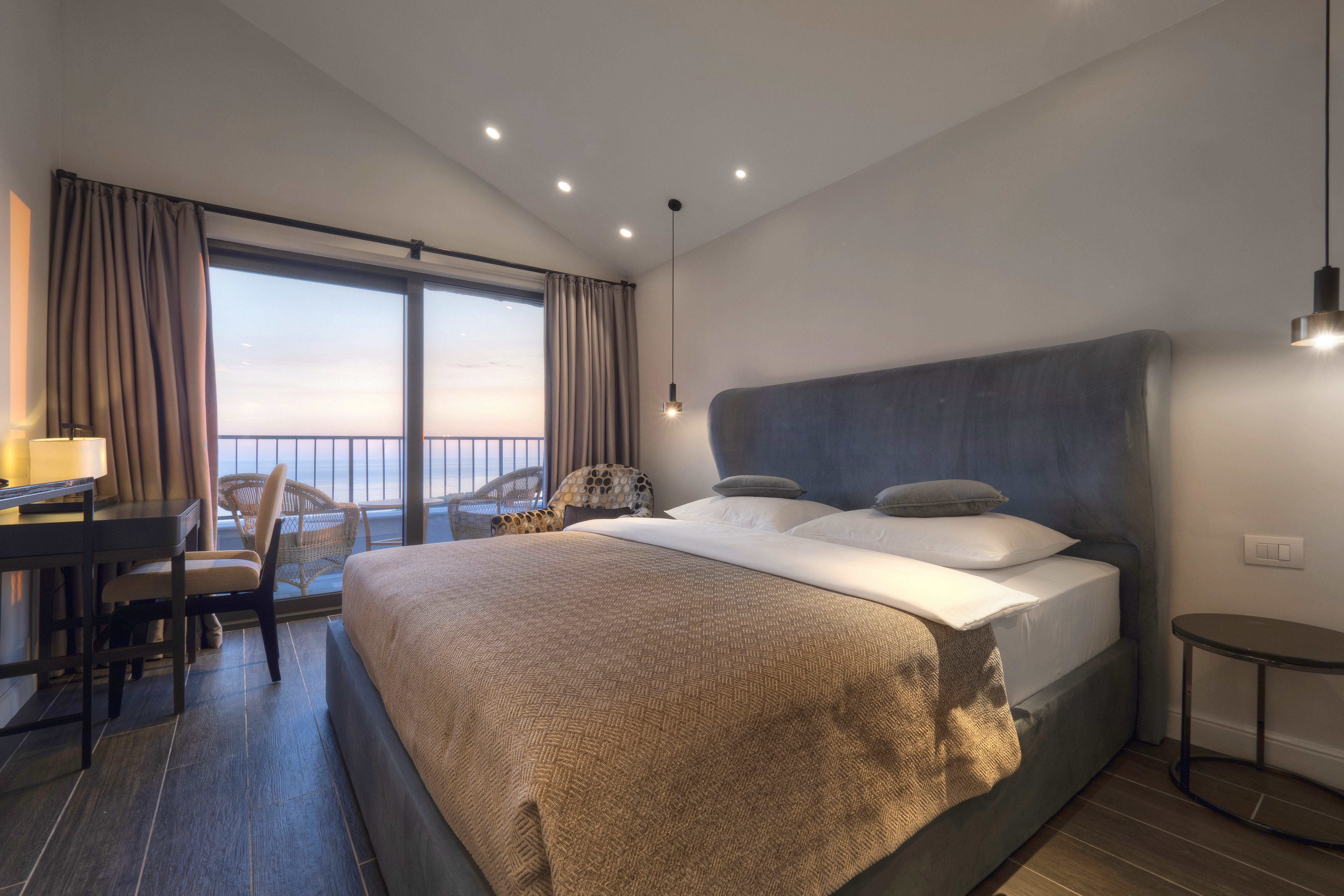 Room Connecting Room