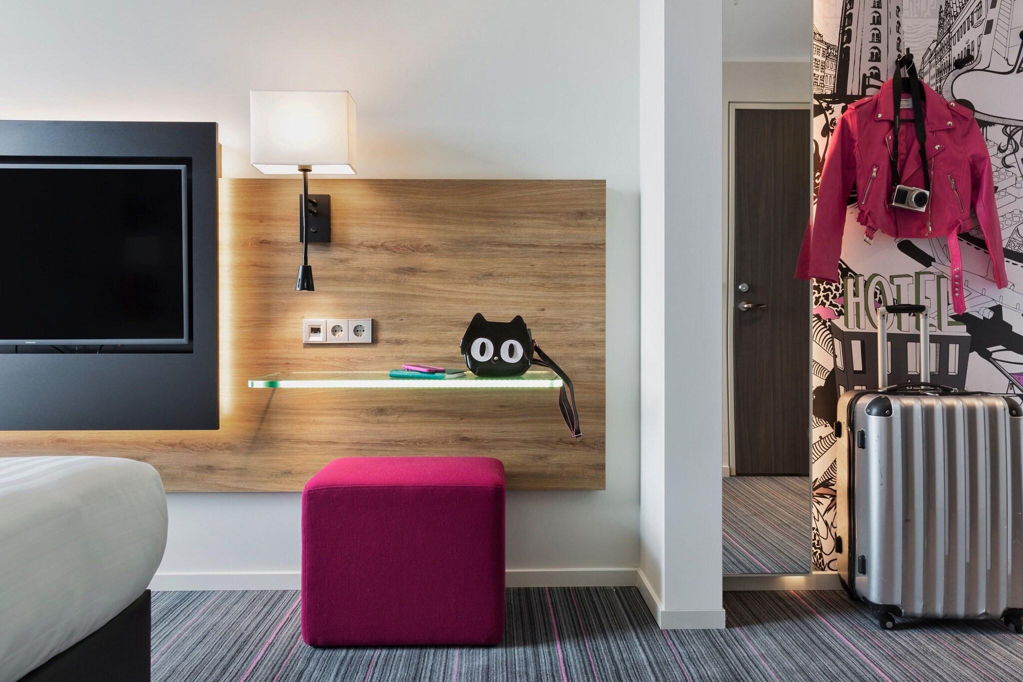 Double City View Queen Bed