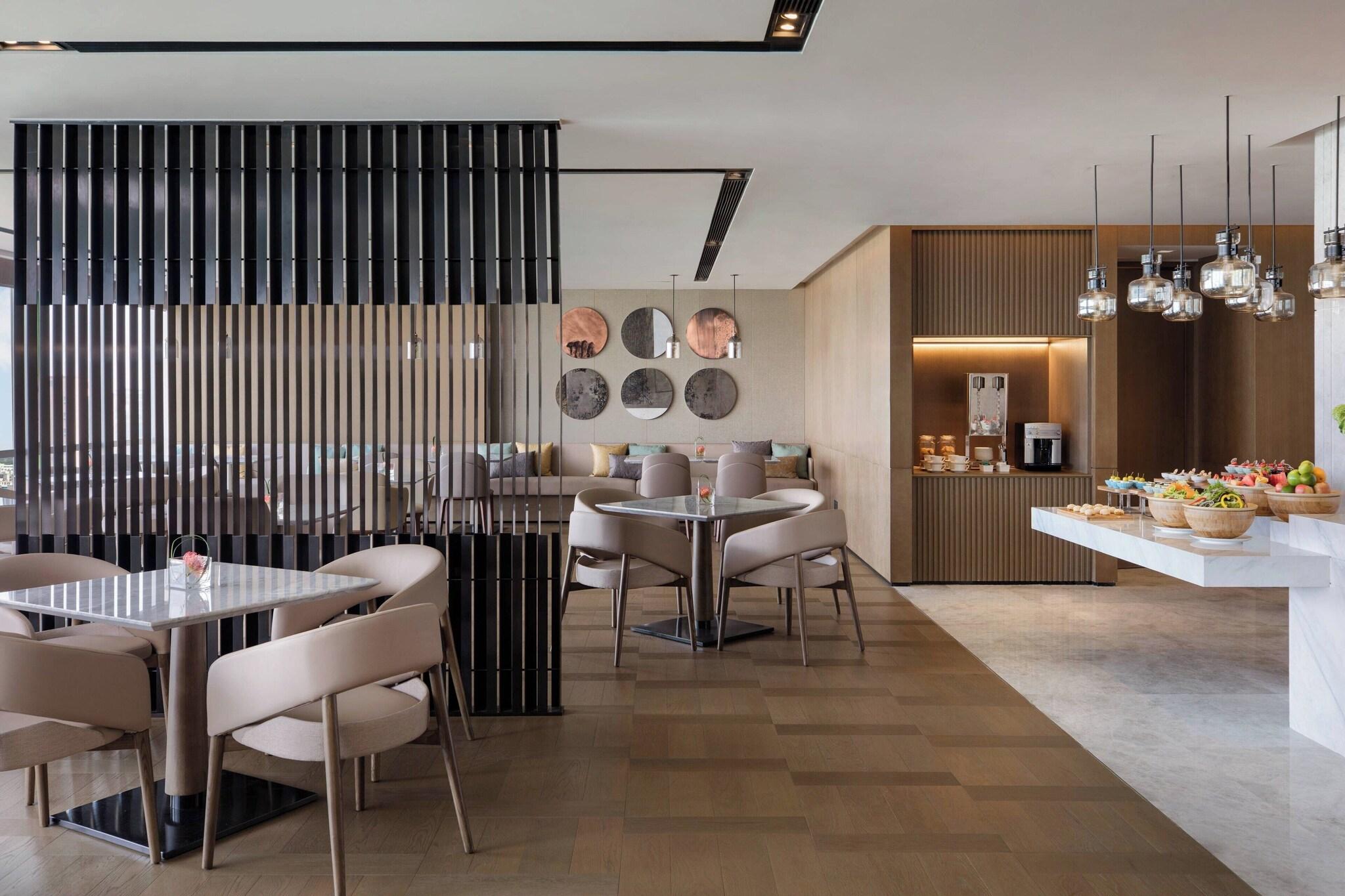 Double Club King Bed