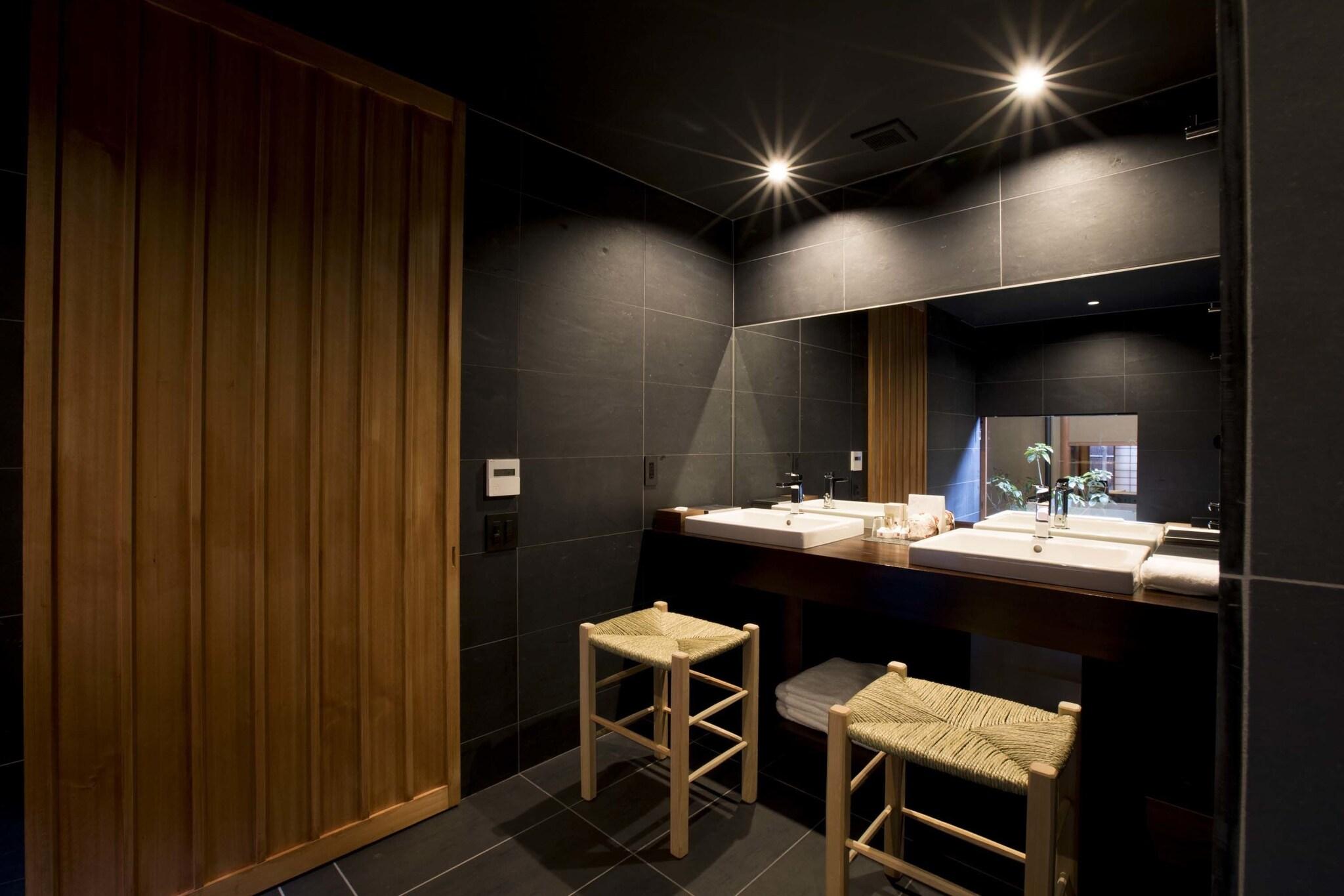 Double Deluxe Queen Bed