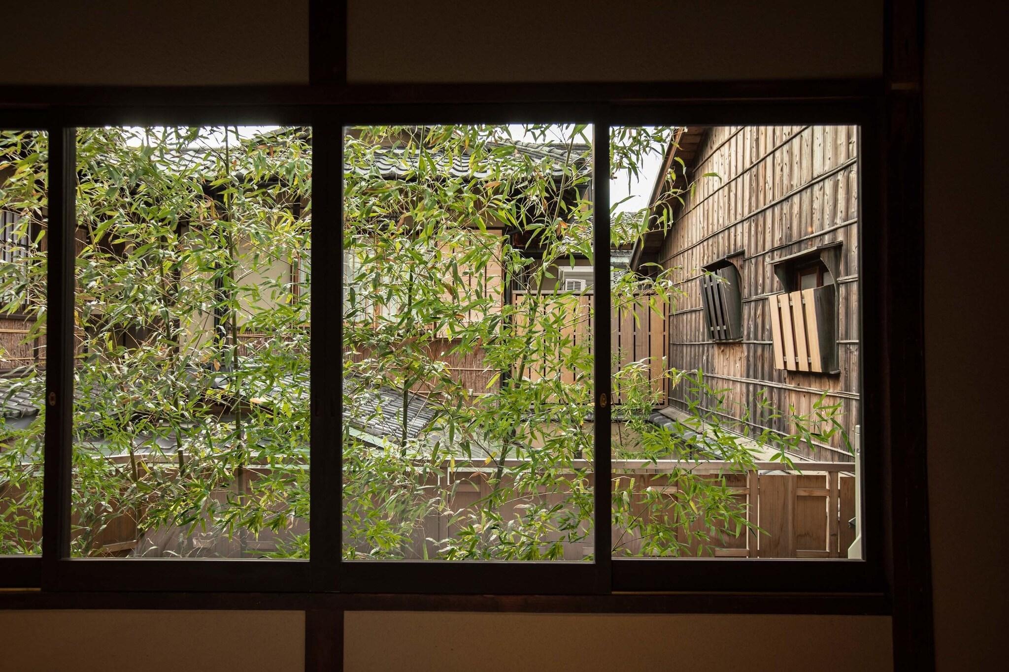 House Superior Queen Bed