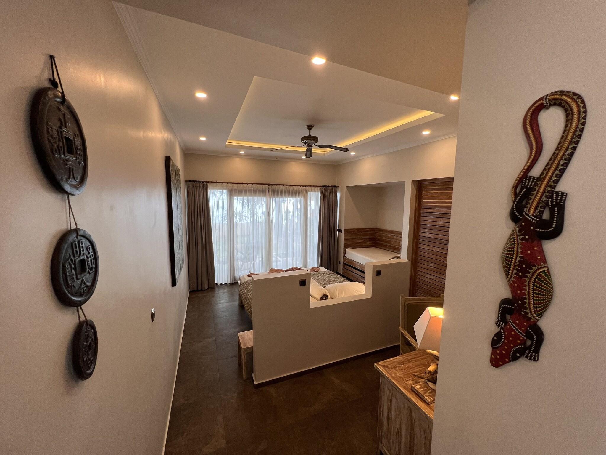 Bungalow Queen Size Bed