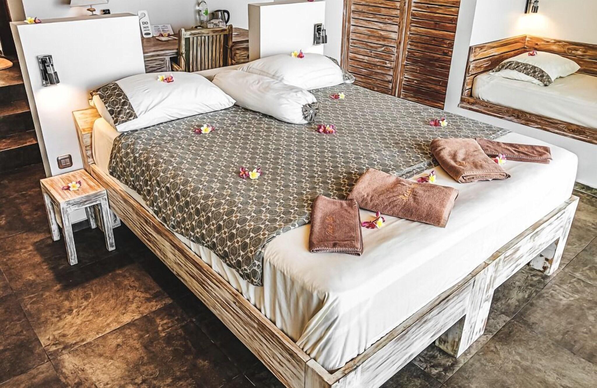 Bungalow Queen Size Bed