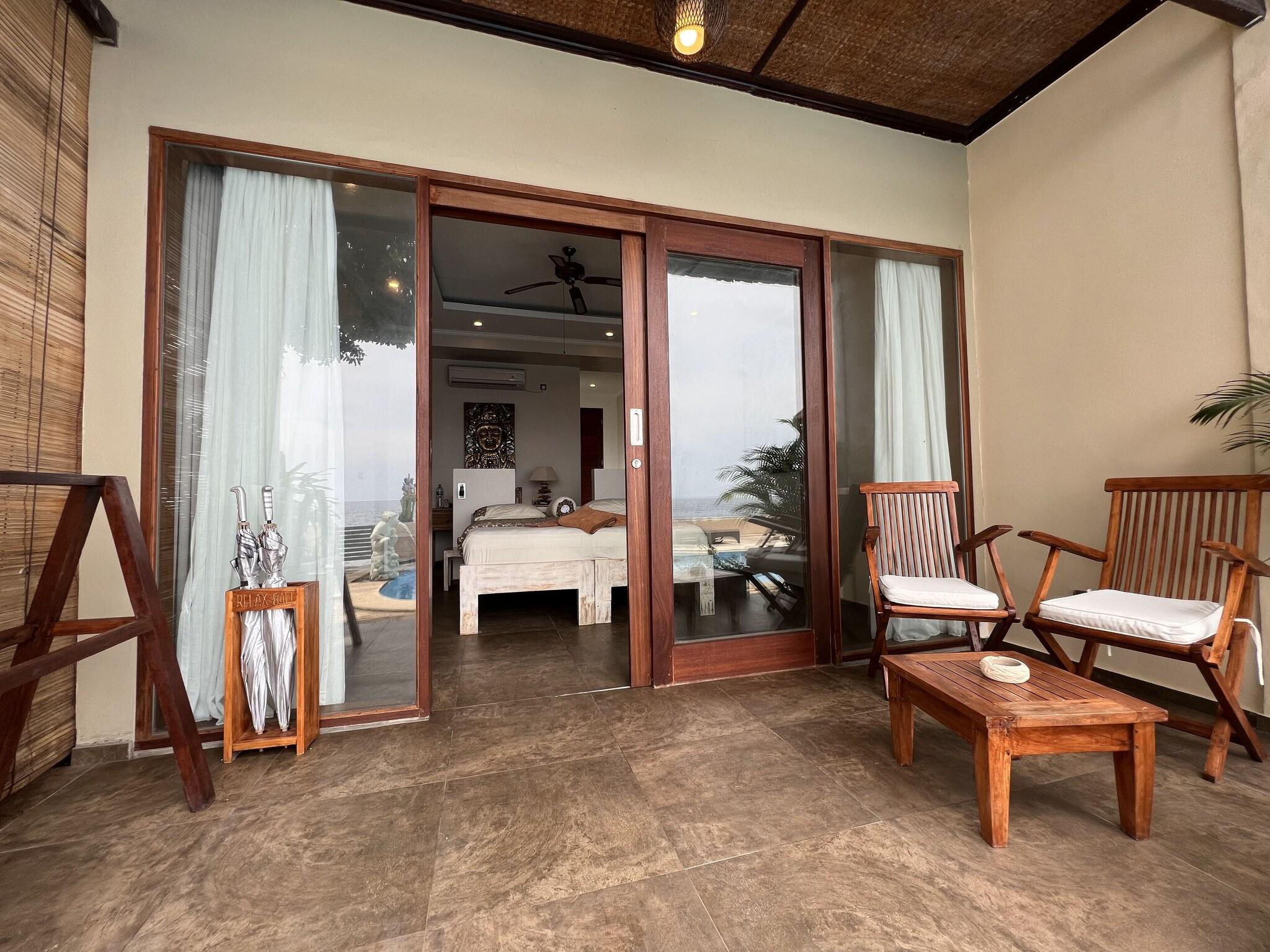 Bungalow Queen Size Bed