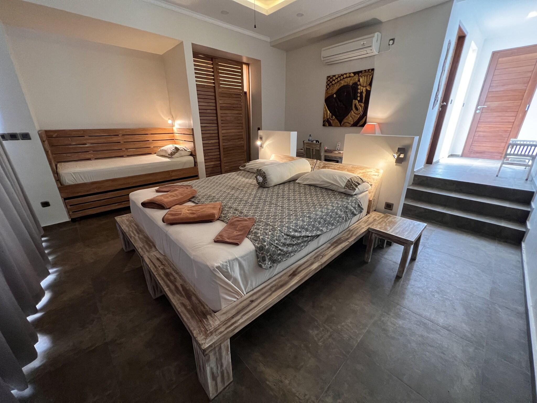 Bungalow Queen Size Bed