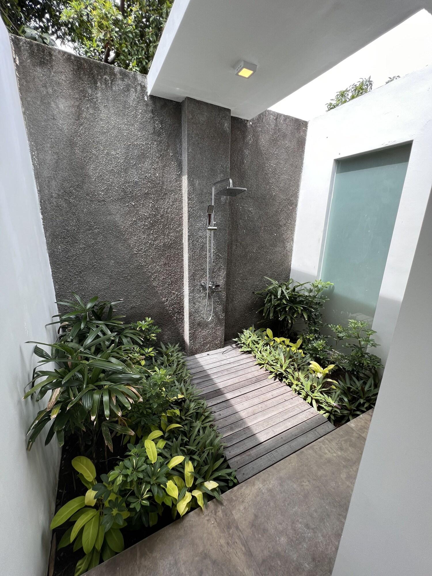 Bungalow Queen Size Bed