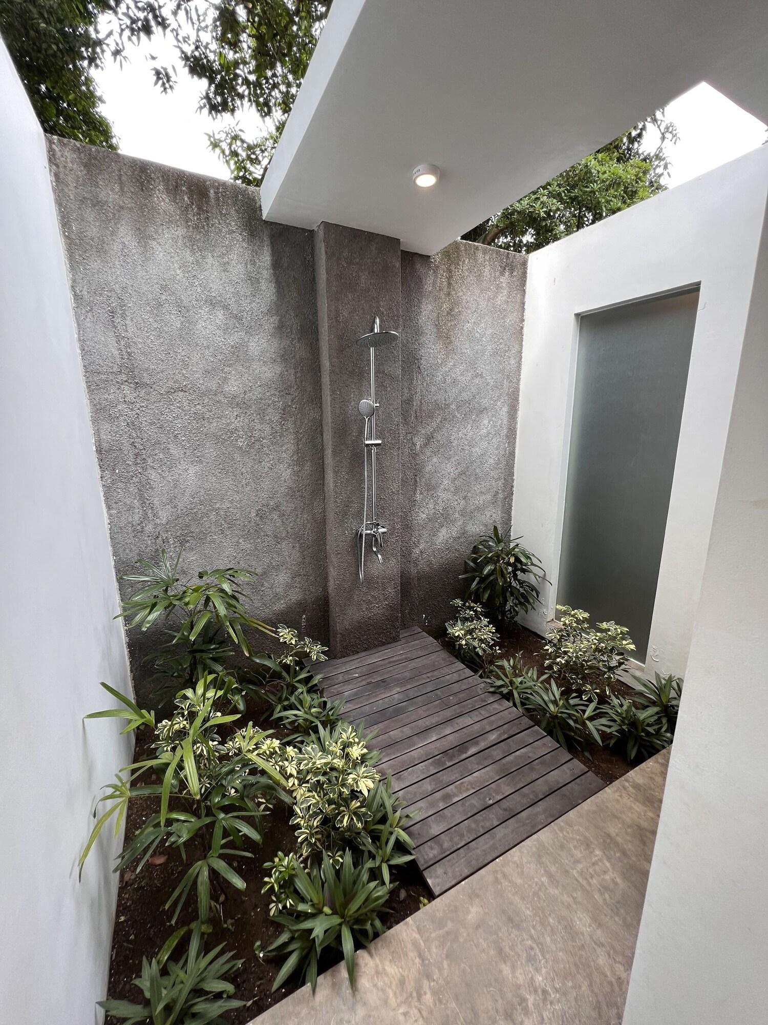 Bungalow Queen Size Bed