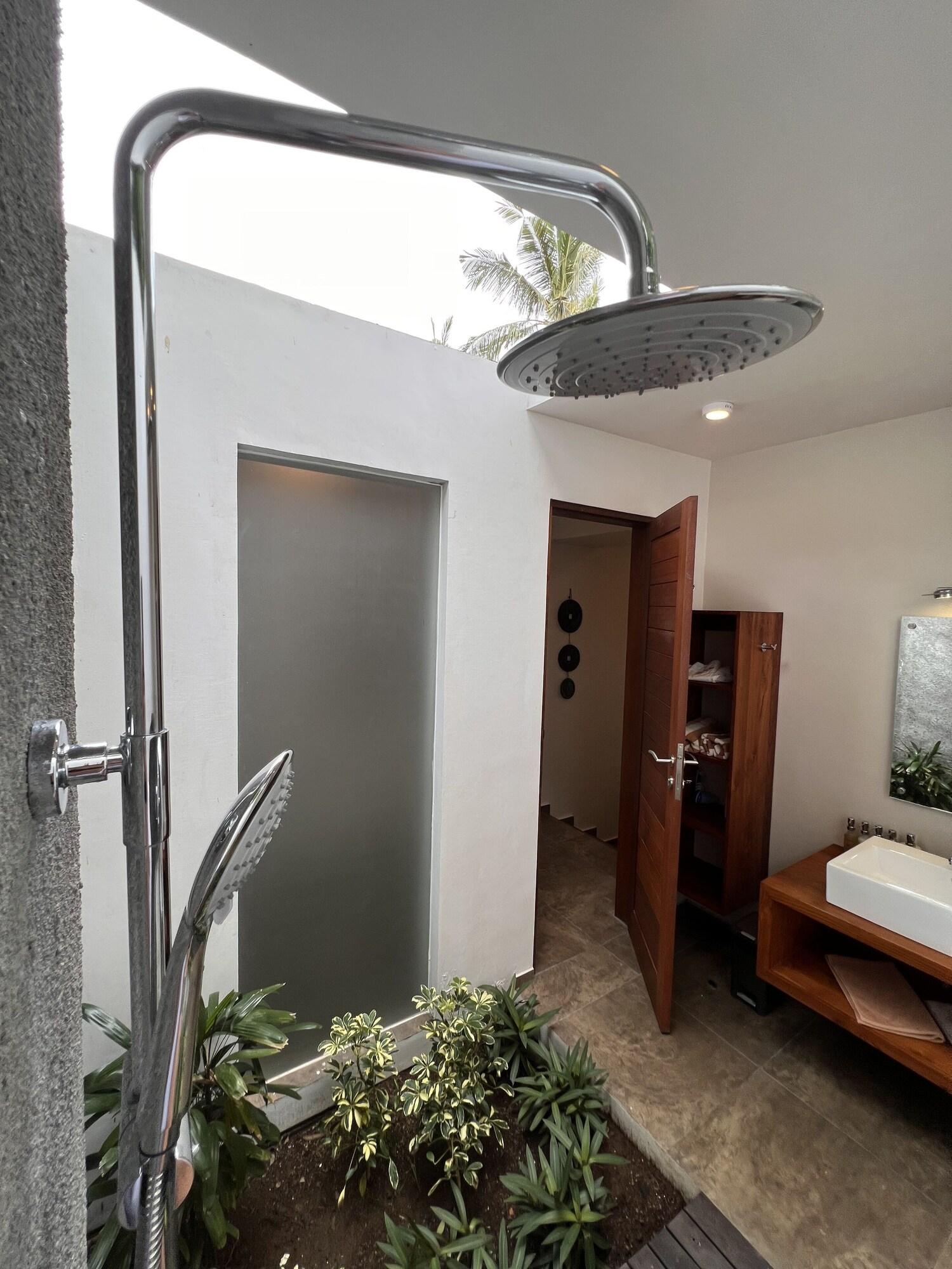 Bungalow Queen Size Bed