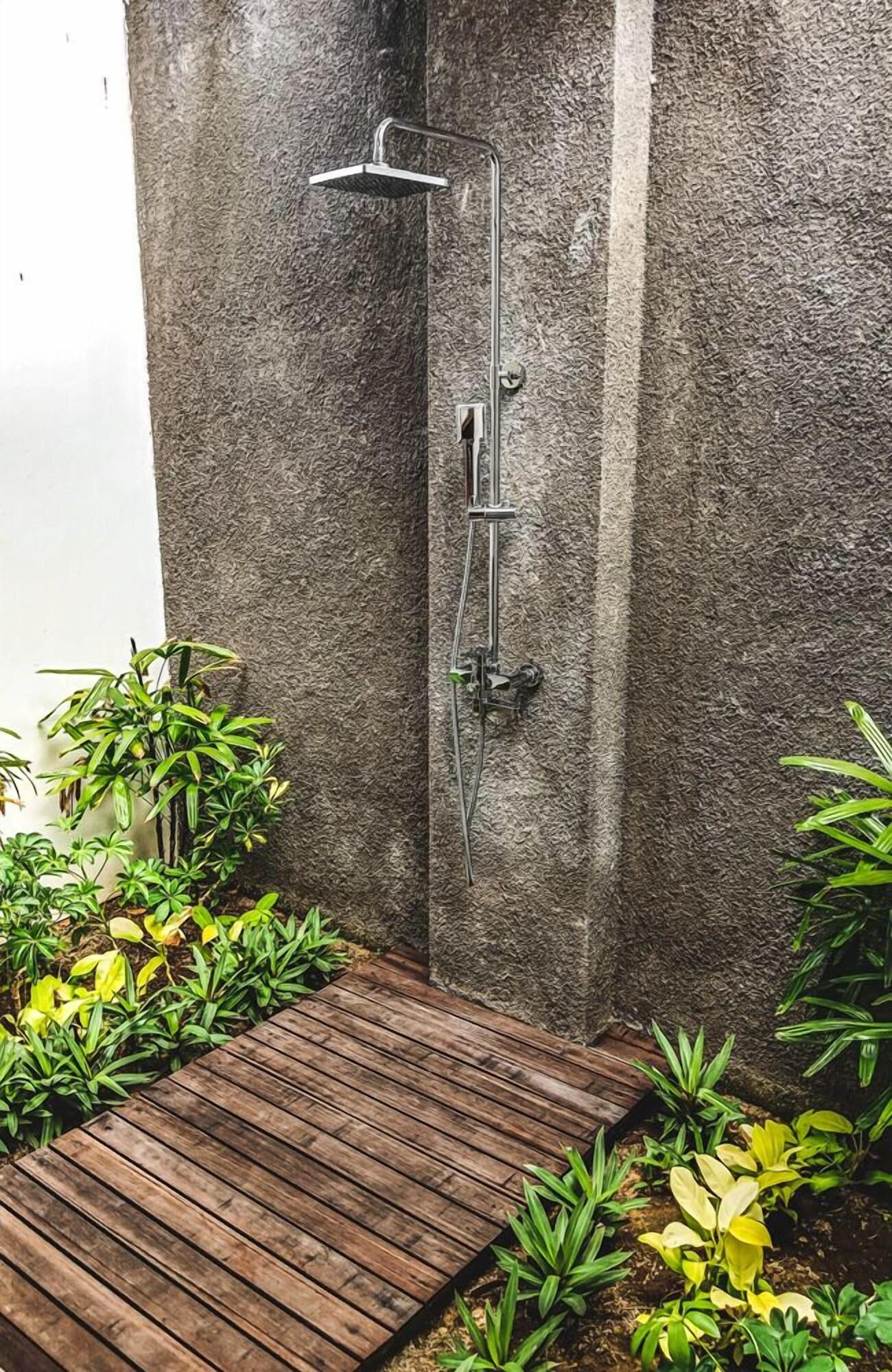 Bungalow Queen Size Bed