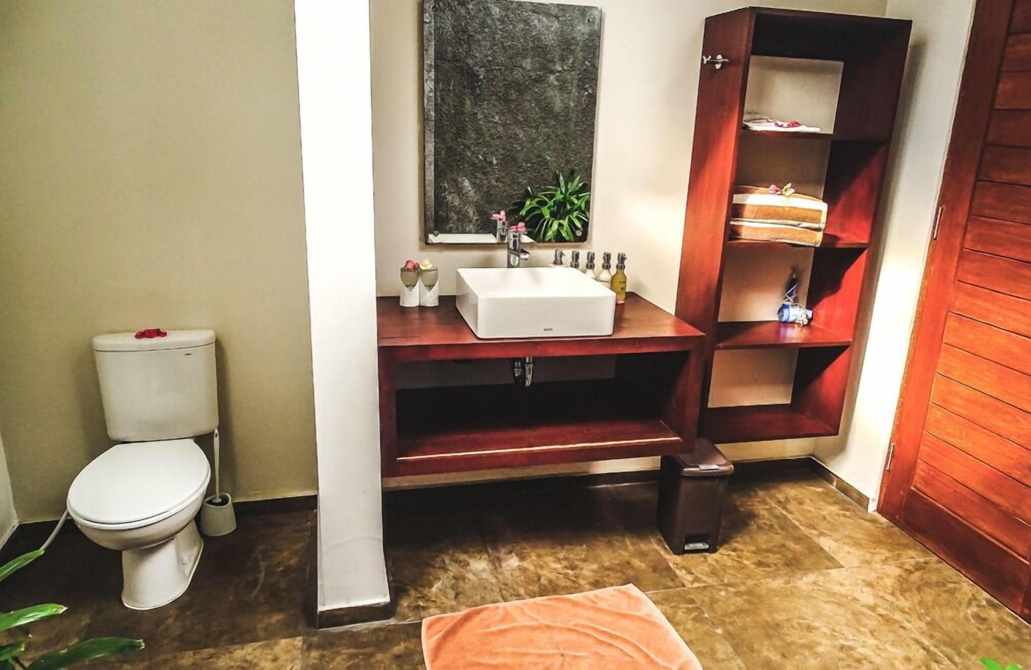 Bungalow Queen Size Bed