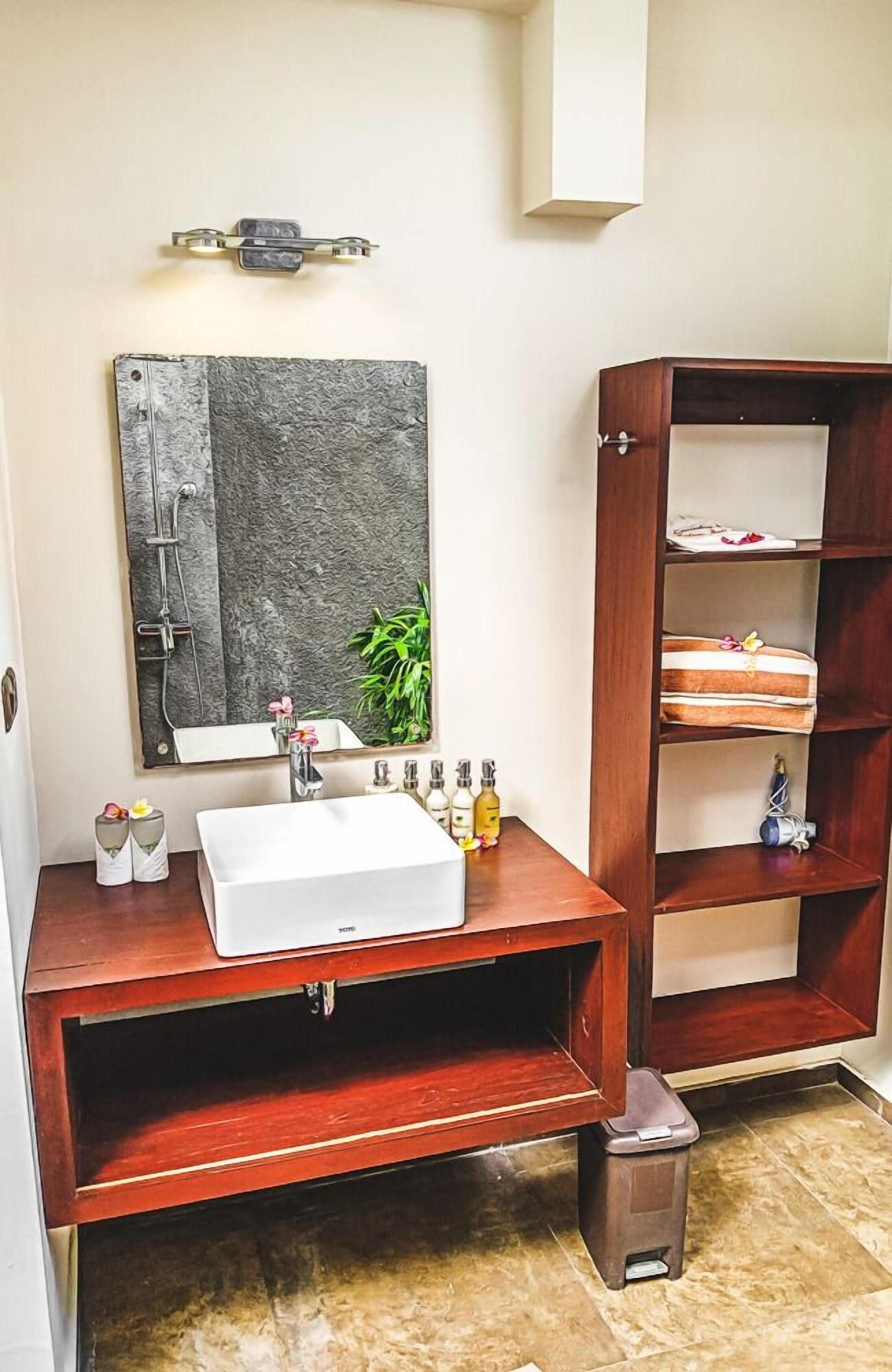 Bungalow Queen Size Bed