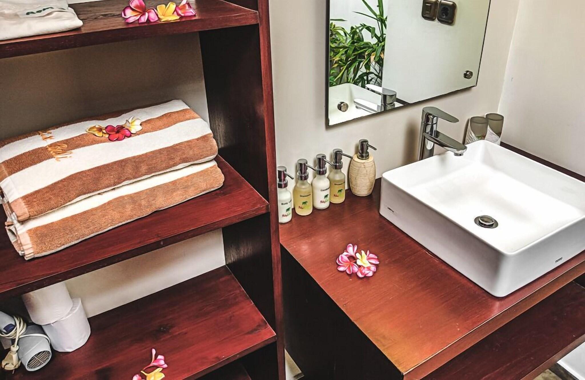 Bungalow Queen Size Bed