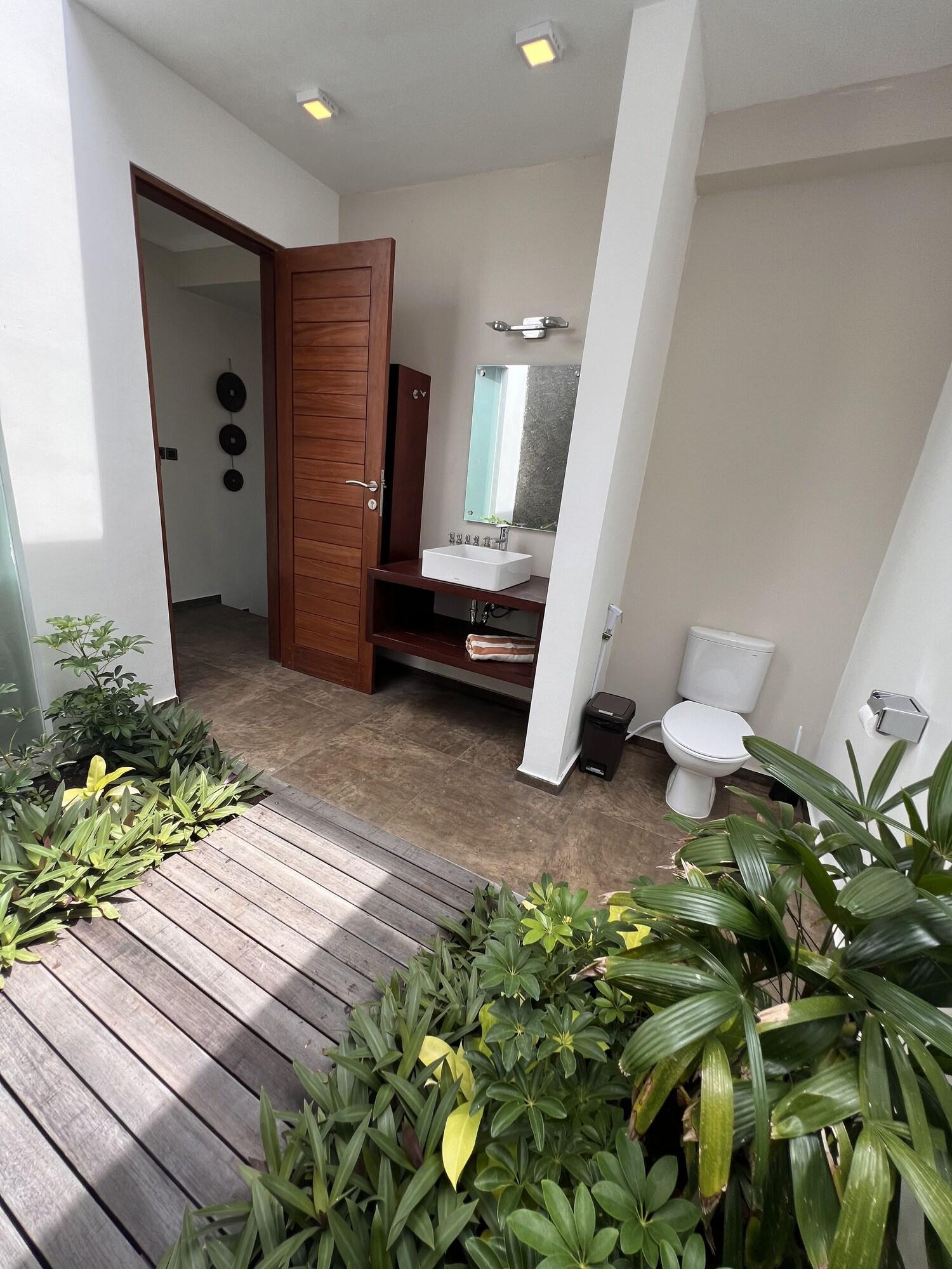 Bungalow Queen Size Bed