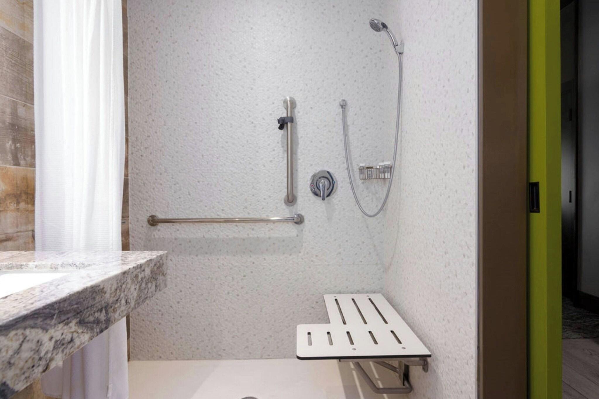 Quadruple Two Queen Beds Premium