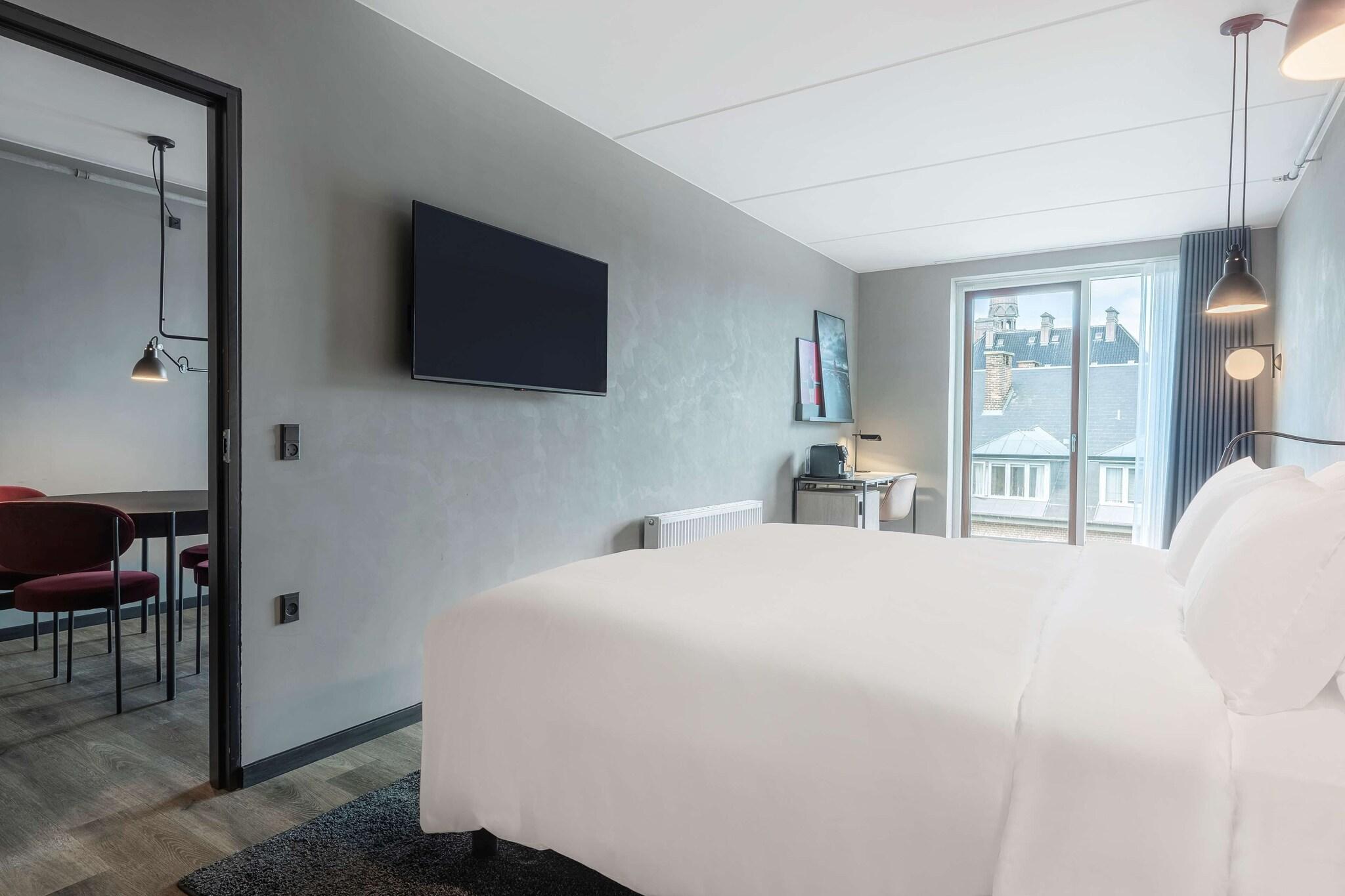 Suite City View King Bed