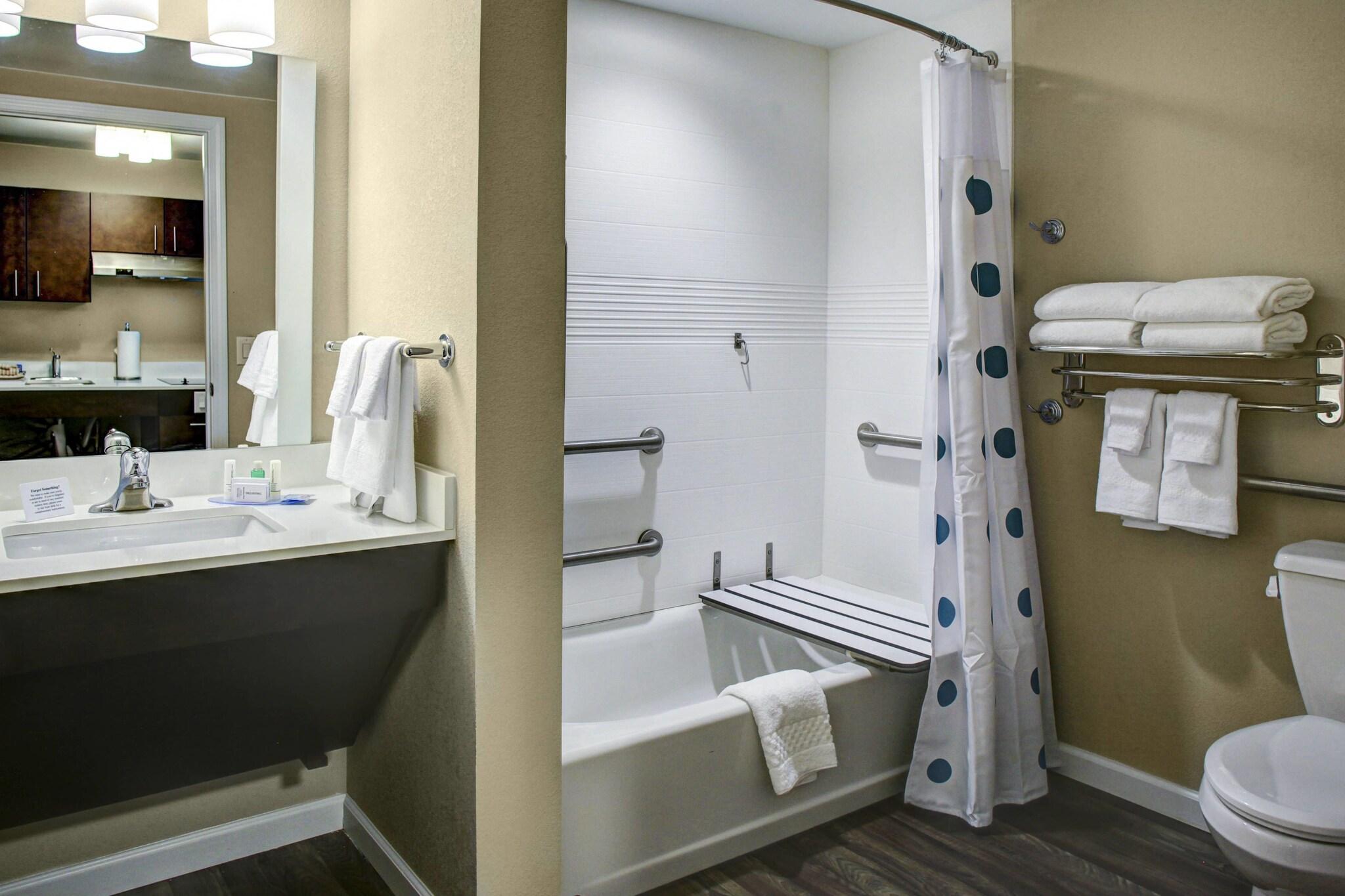 Studio Two Queen Beds