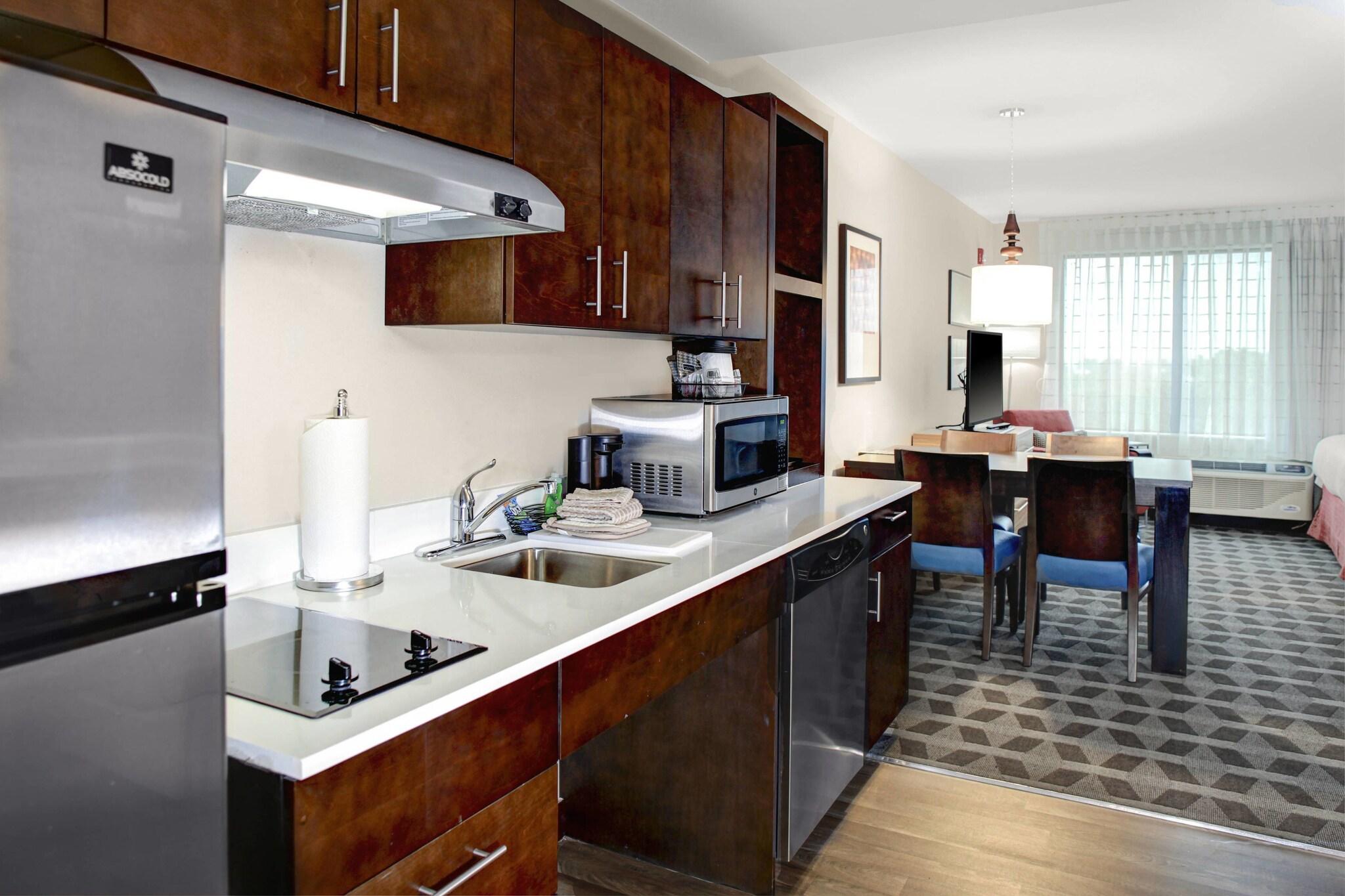 Studio Two Queen Beds