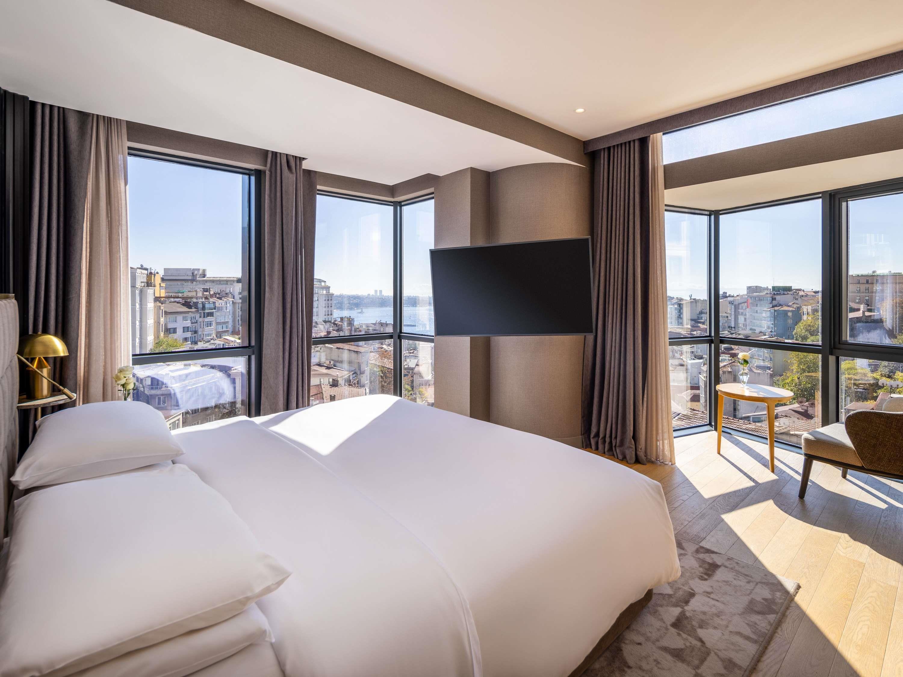 Suite King Size Bed