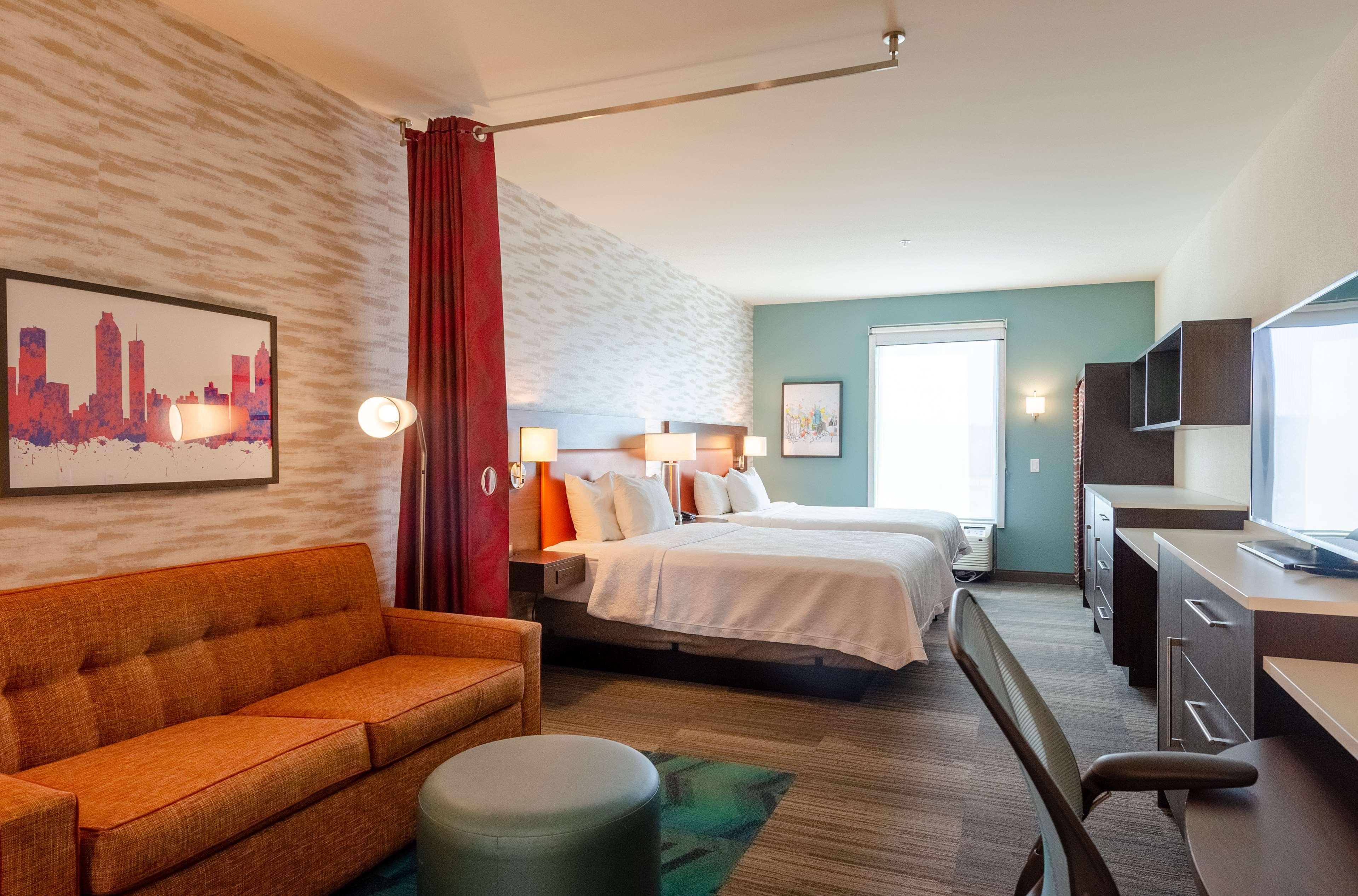 Studio Two Queen Beds