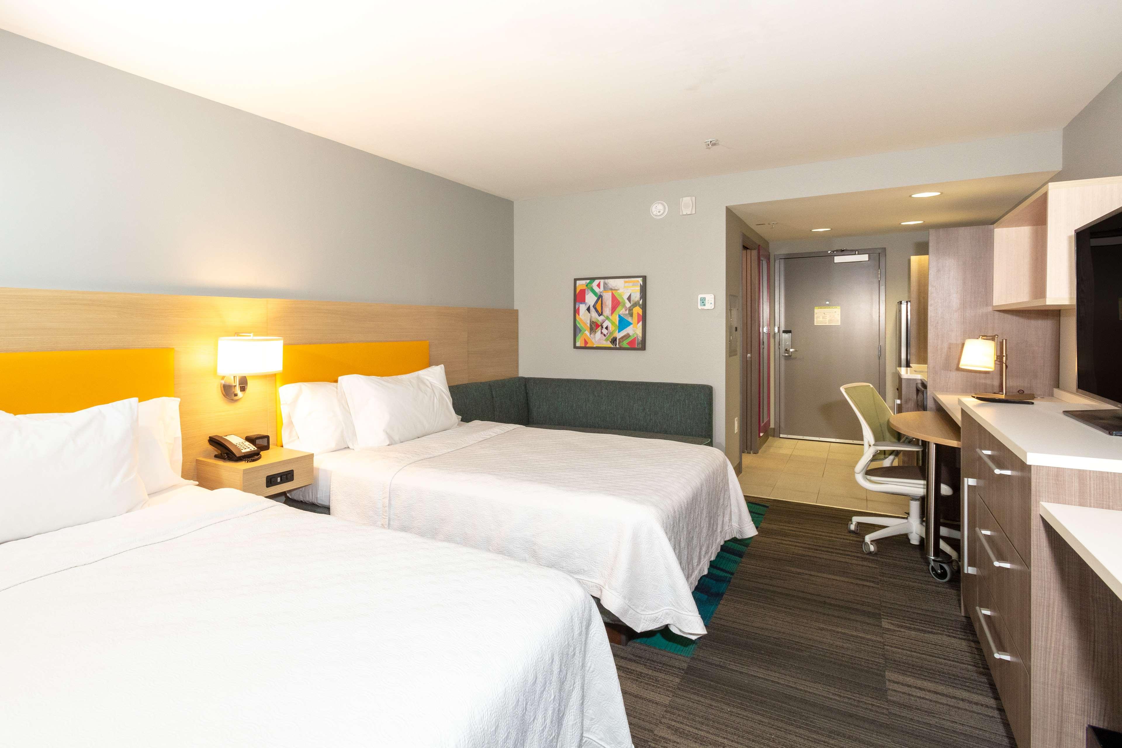 Studio Two Queen Beds