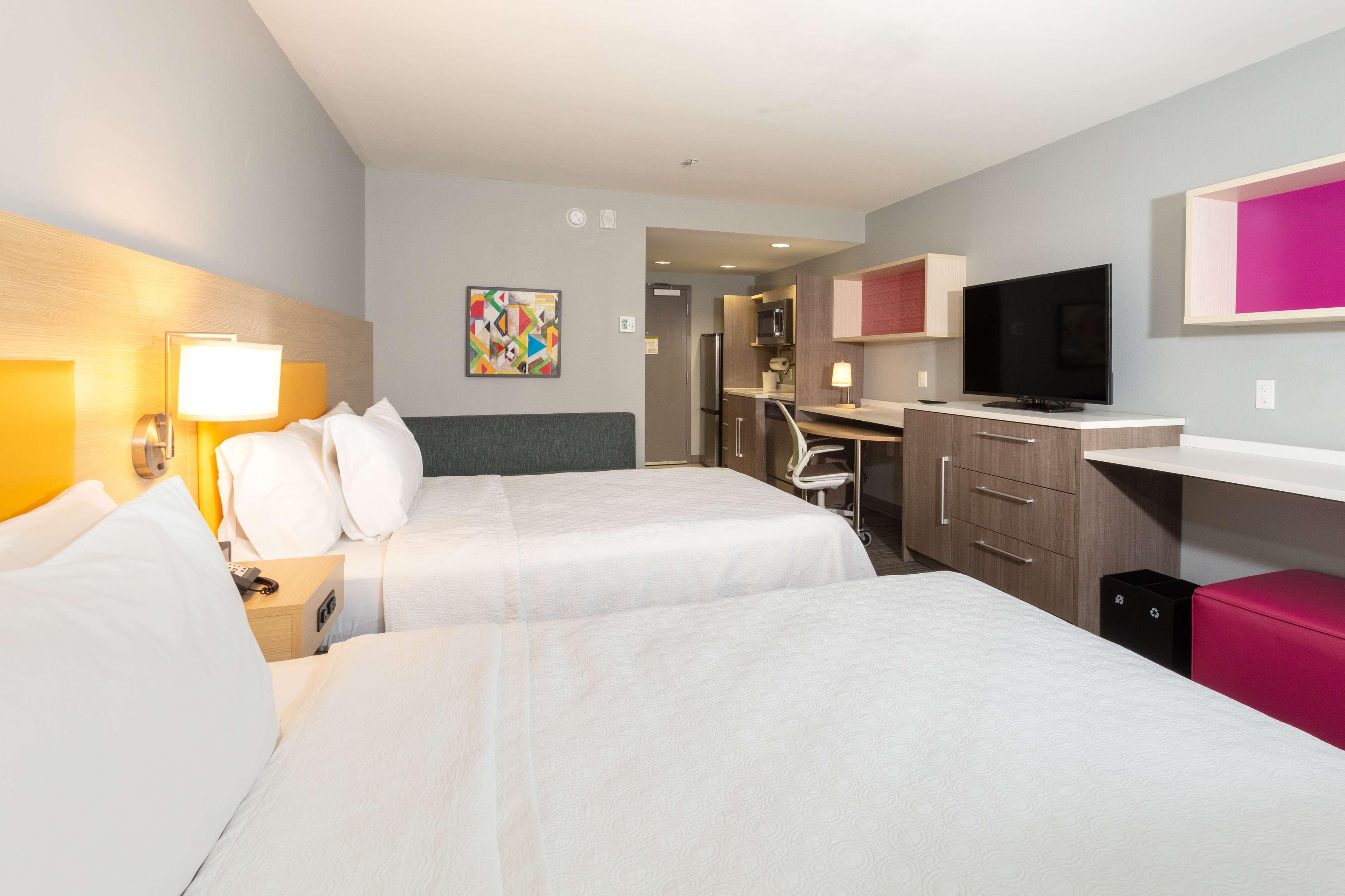 Studio Two Queen Beds