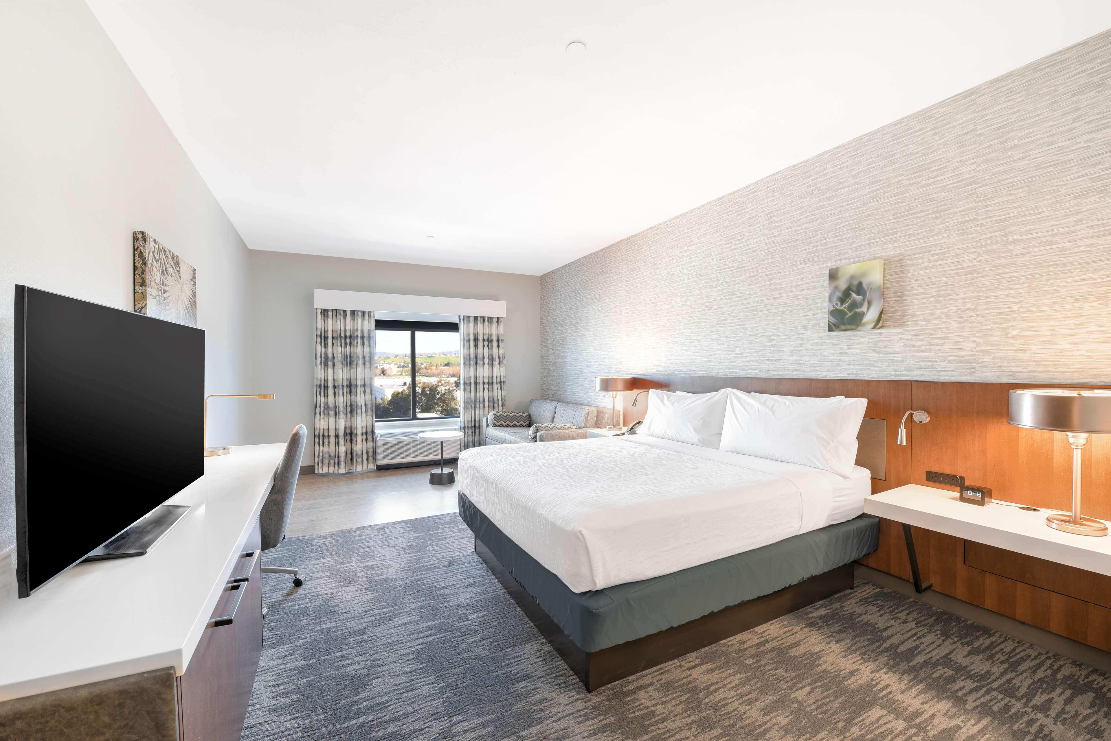 Double Deluxe King Bed