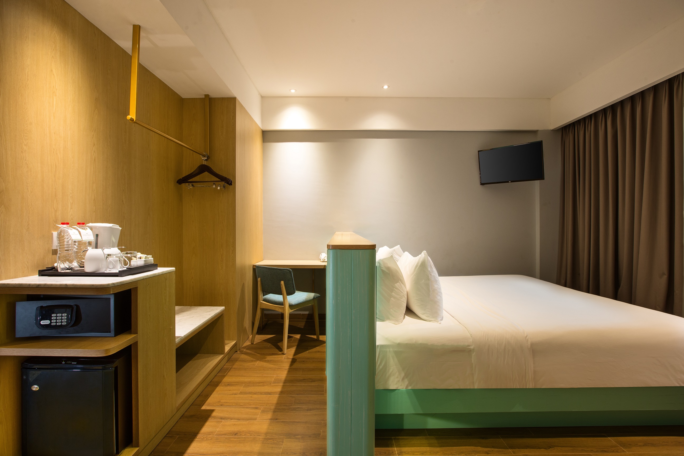 Twin Pool View King Bed