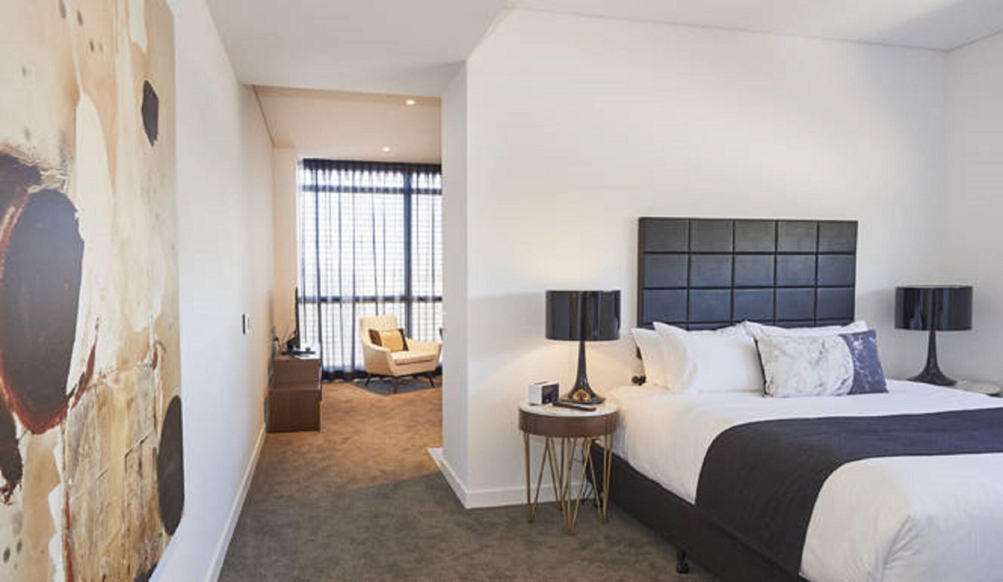 Studio Accessible King Size Bed