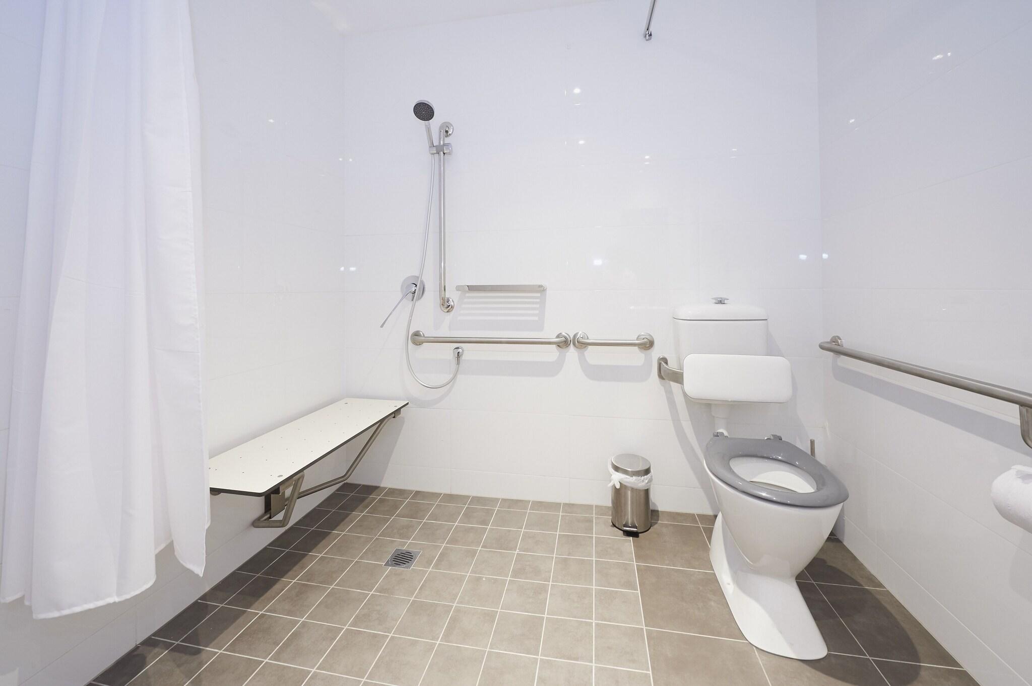 Studio Accessible King Size Bed