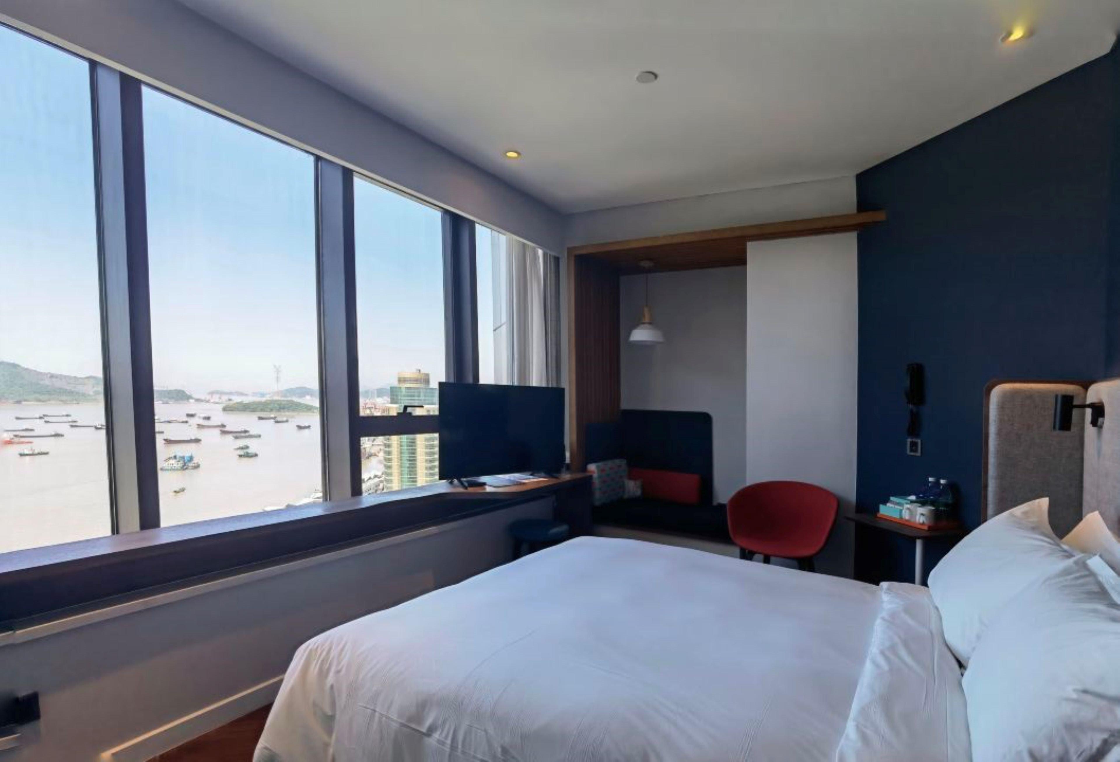 Double Ocean View Queen Bed