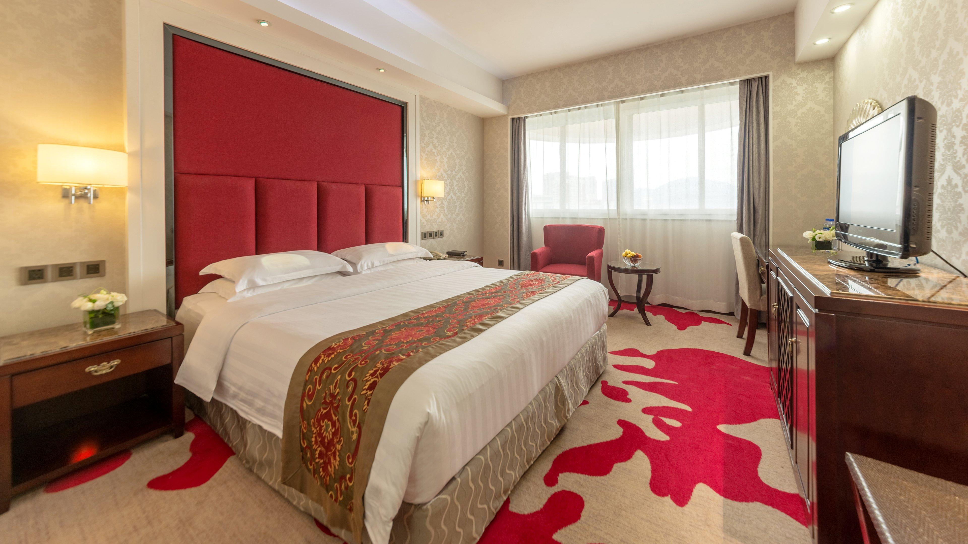 Suite Queen Bed Smoking