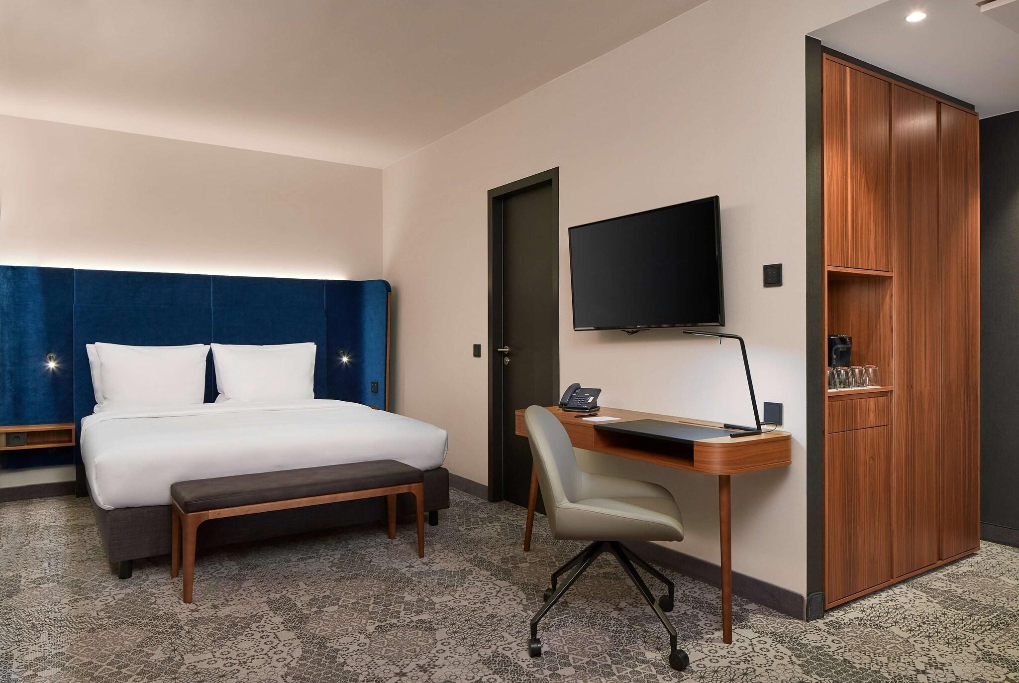 Studio Club King Bed