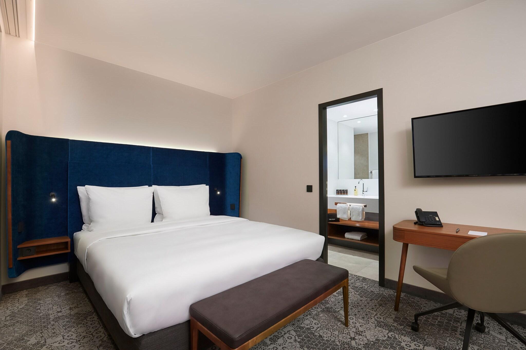 Studio Club King Bed