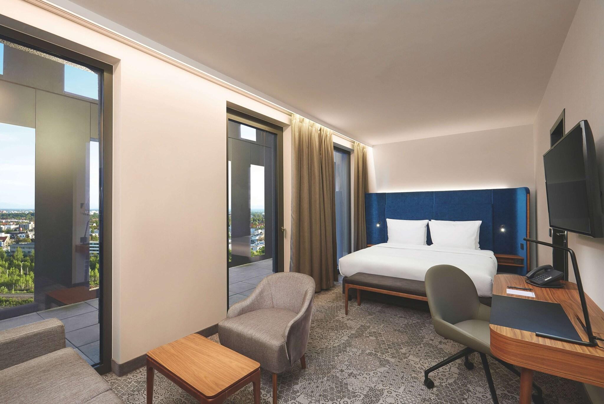 Studio Club King Bed