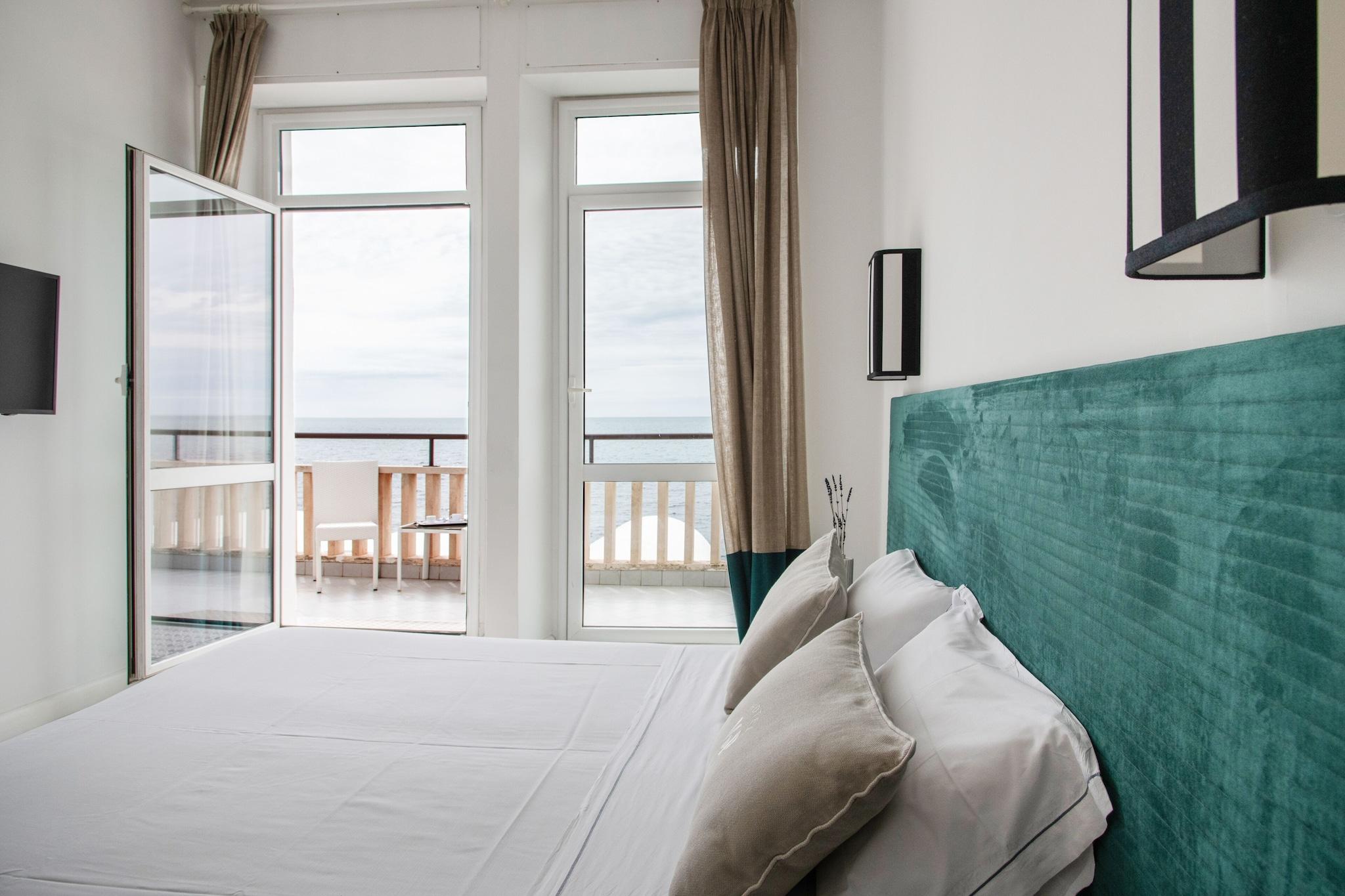 Twin Deluxe Sea View with Balcony