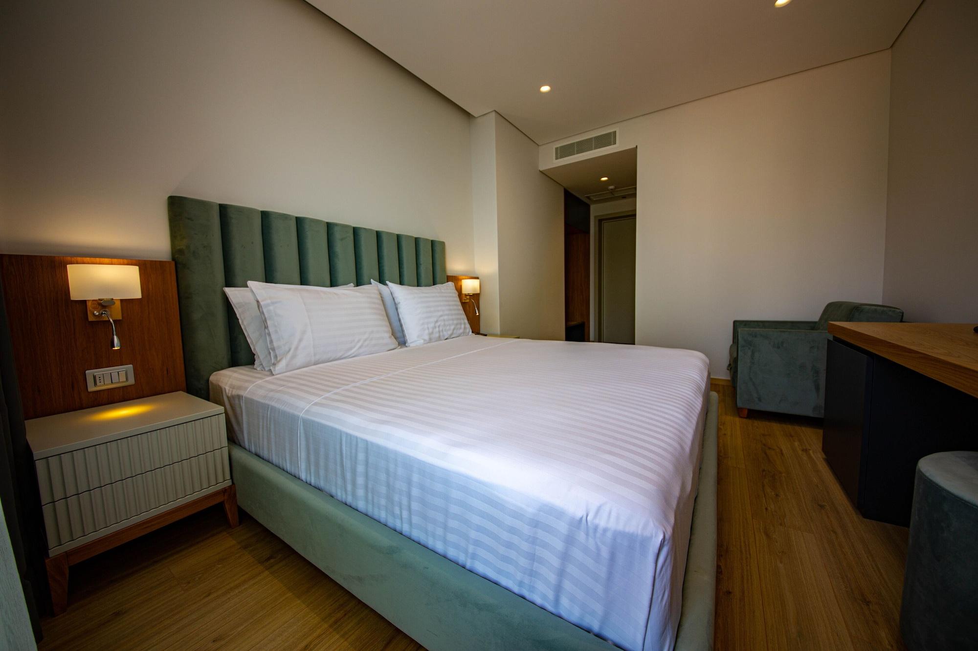 Triple Deluxe King Bed