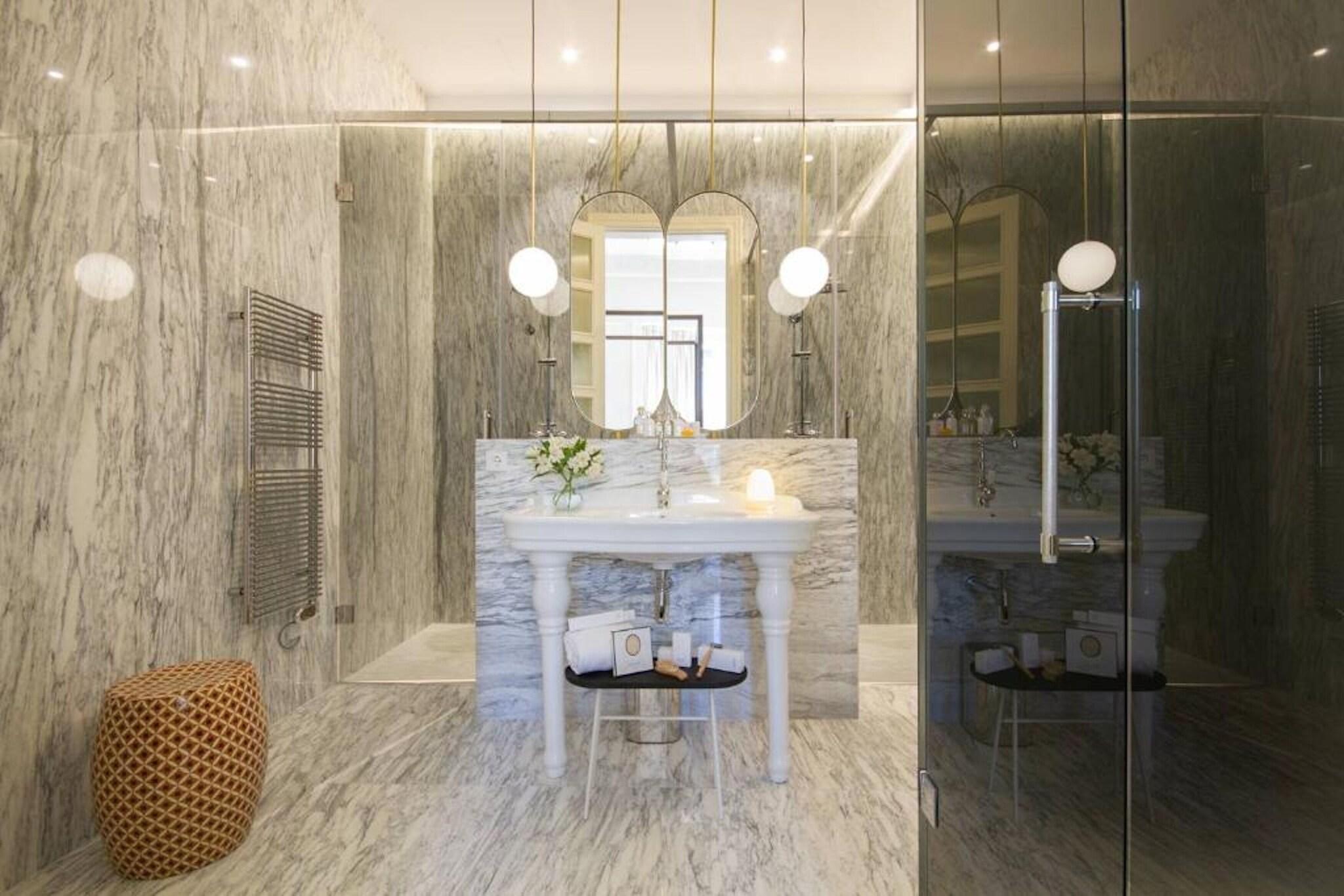 Double Deluxe Queen Bed