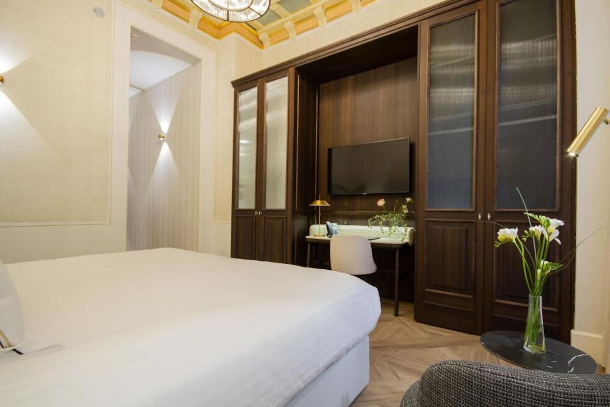 Double Queen Size Bed