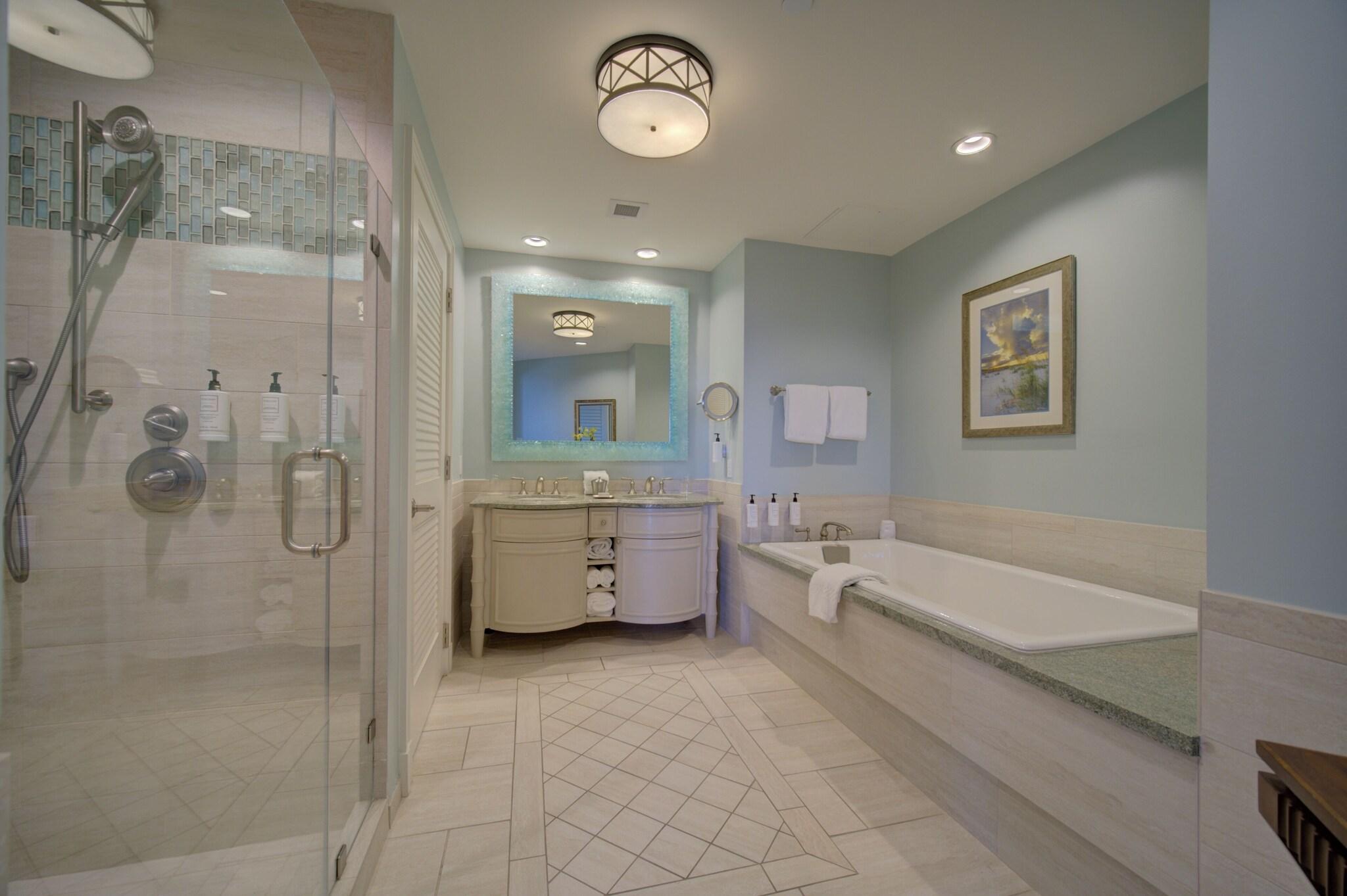 Suite Pool View King Bed