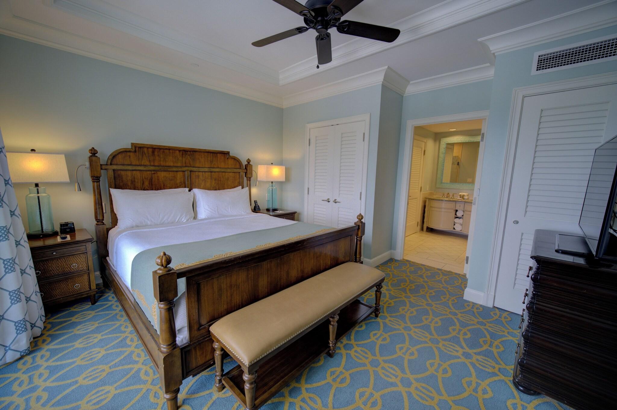 Suite Pool View King Bed