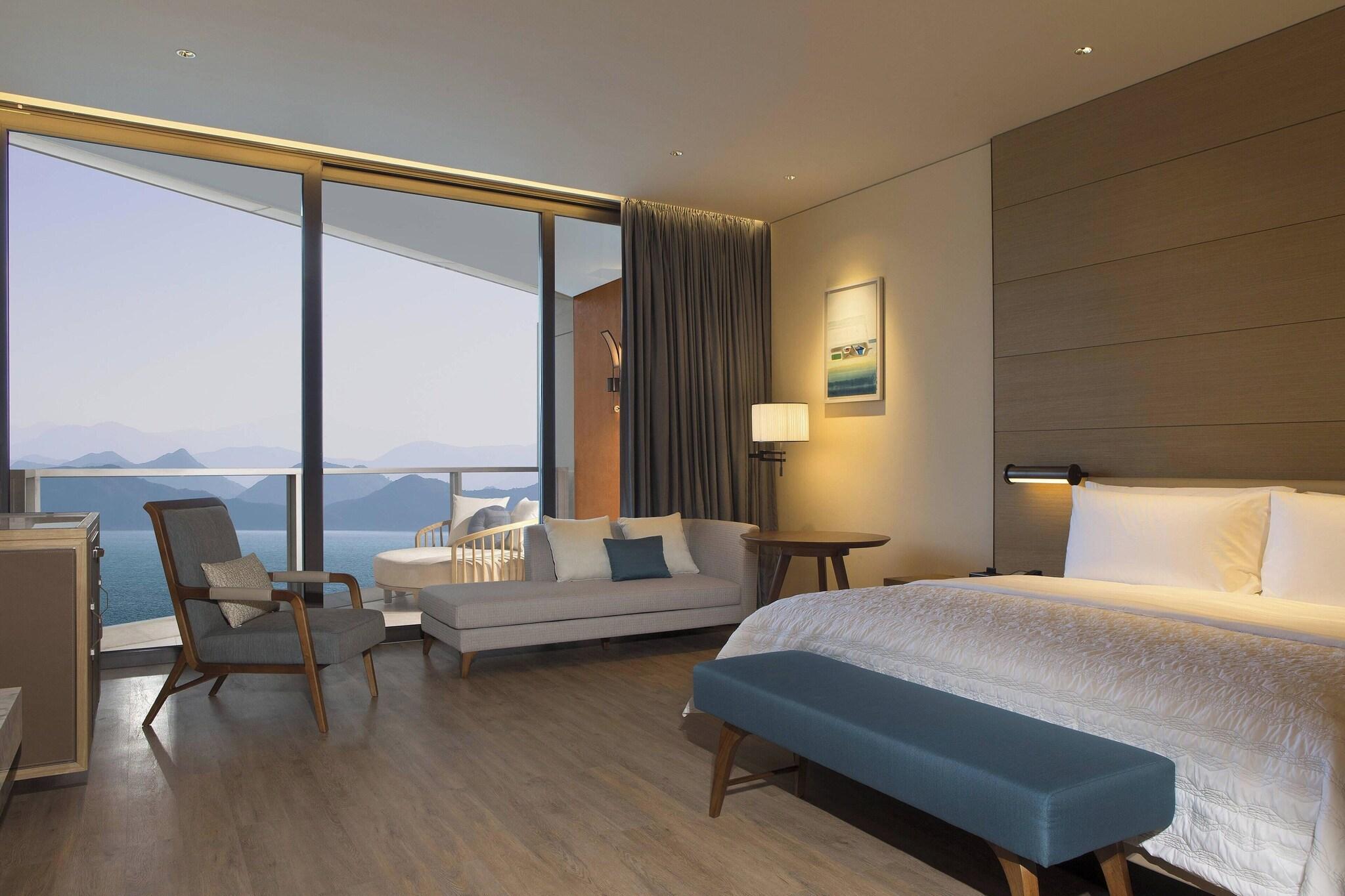 Double Ocean Front King Bed