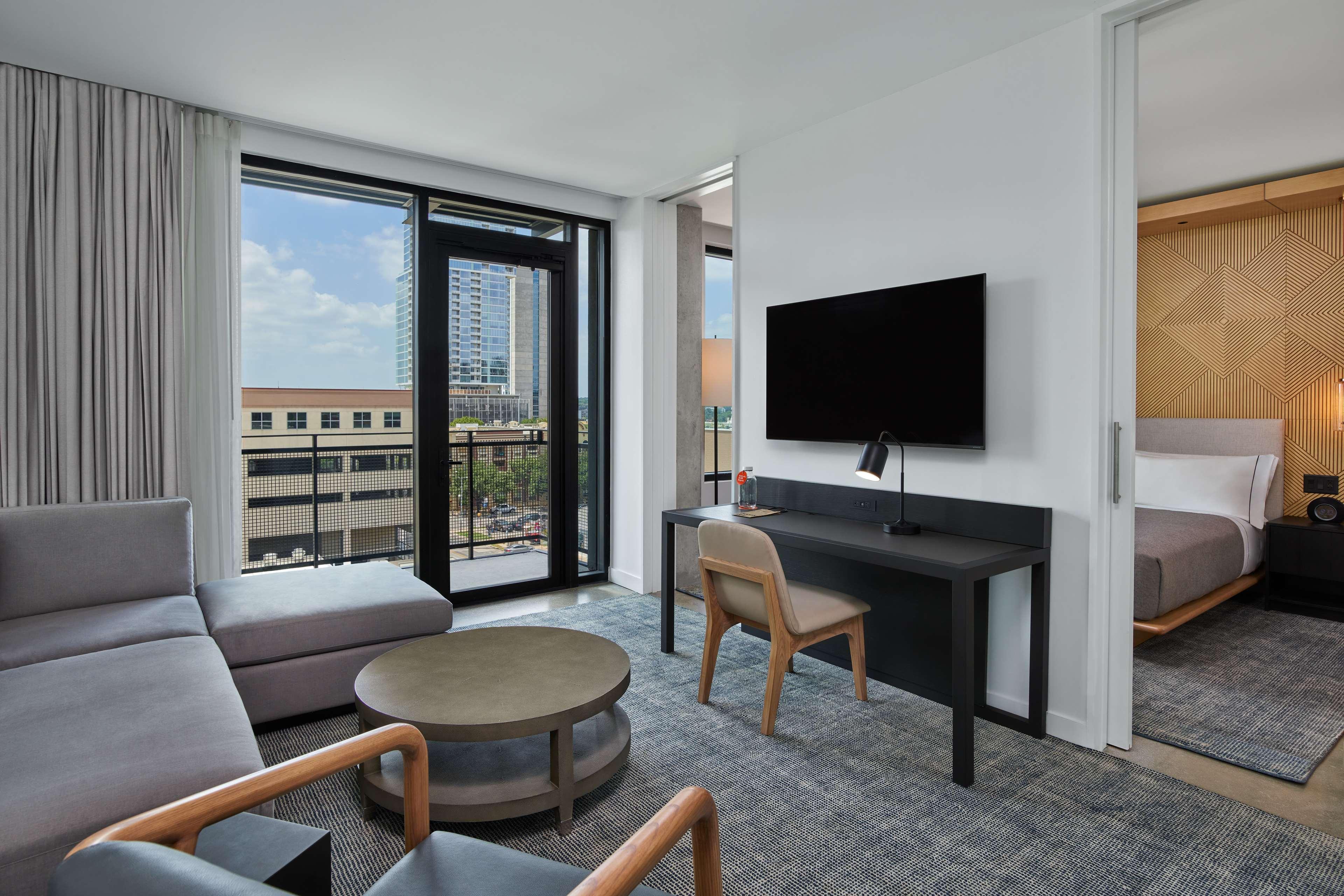 Suite Accessible King Size Bed