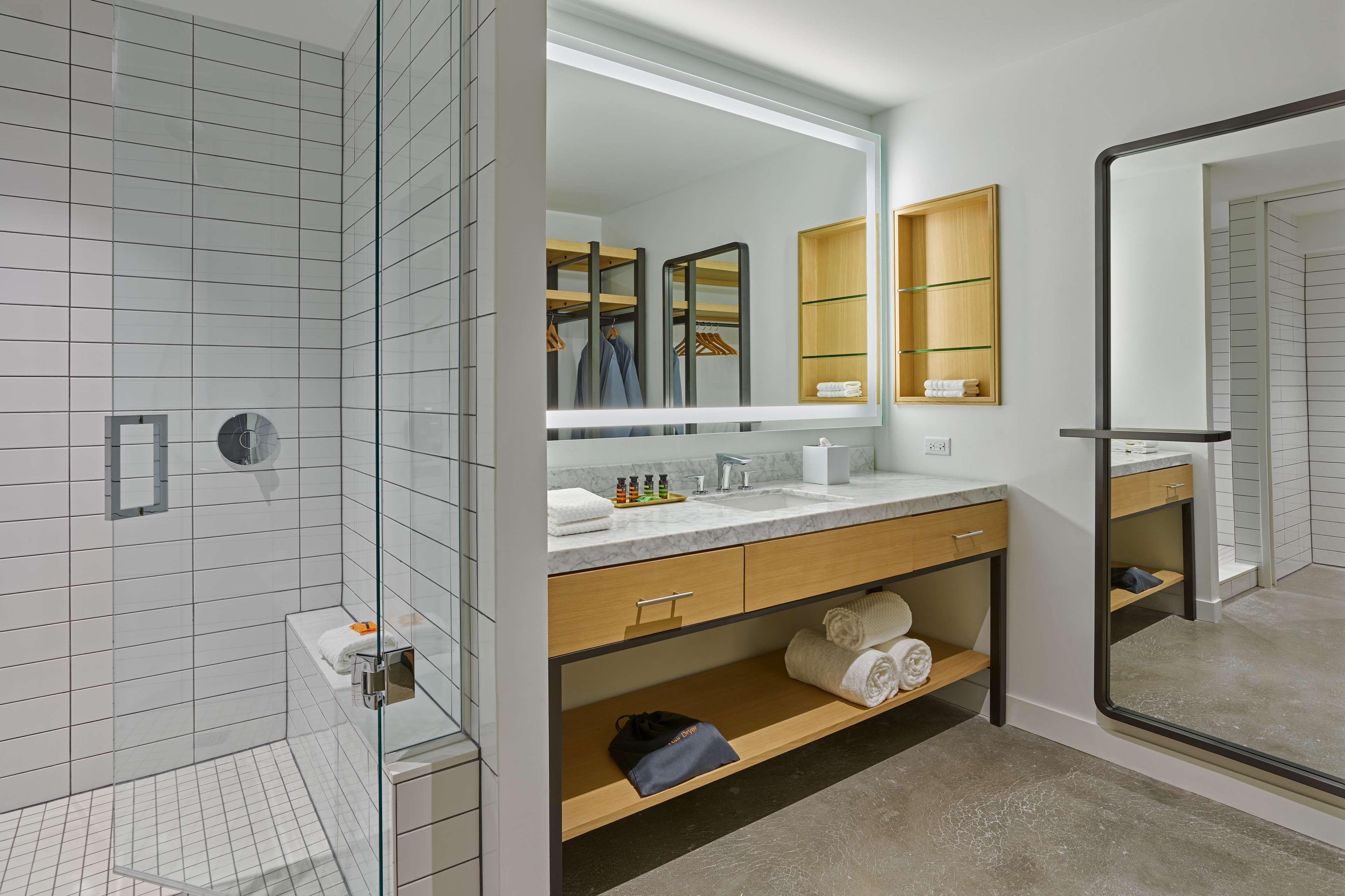 Suite Accessible King Size Bed