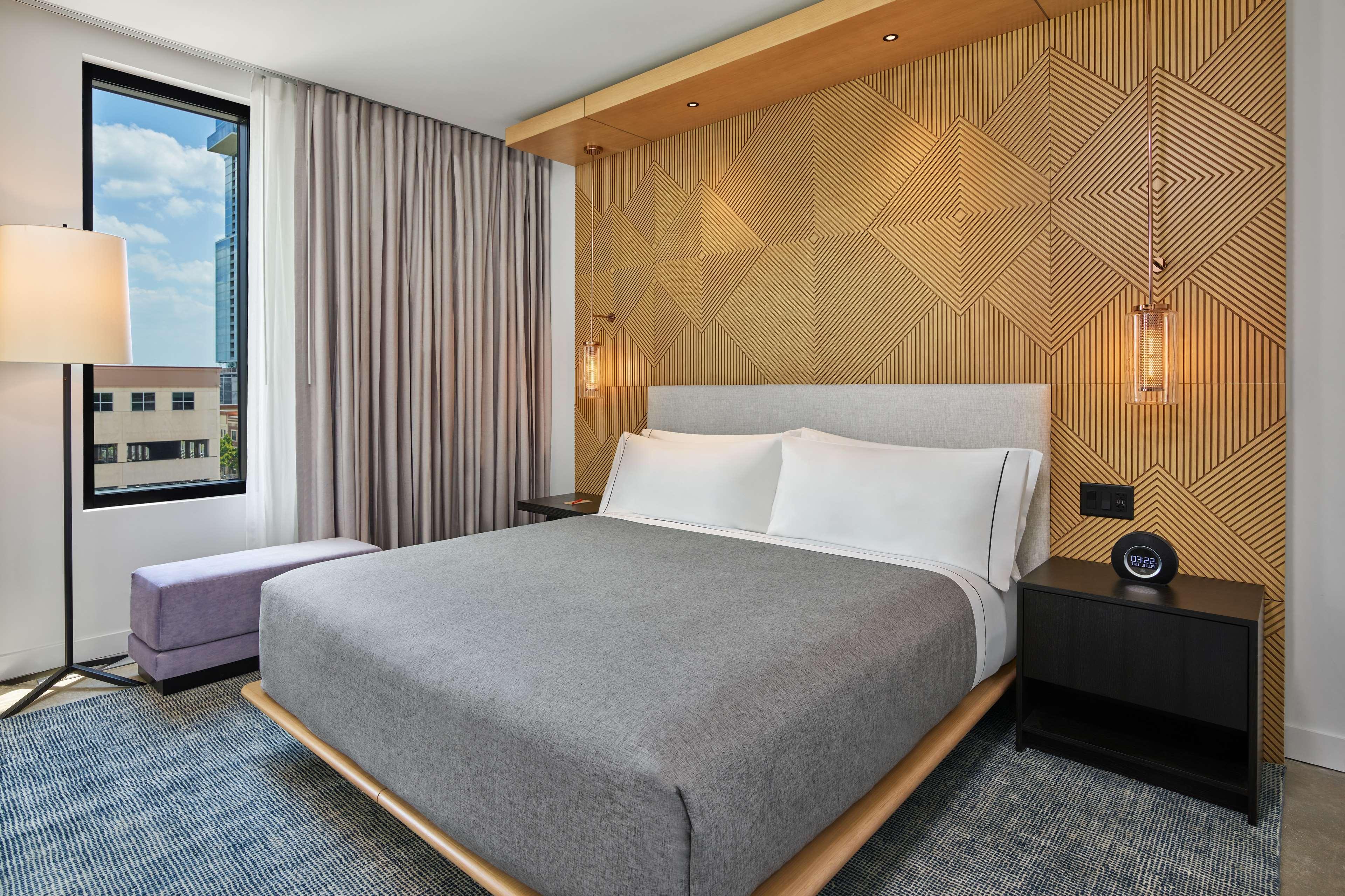 Suite Accessible King Size Bed