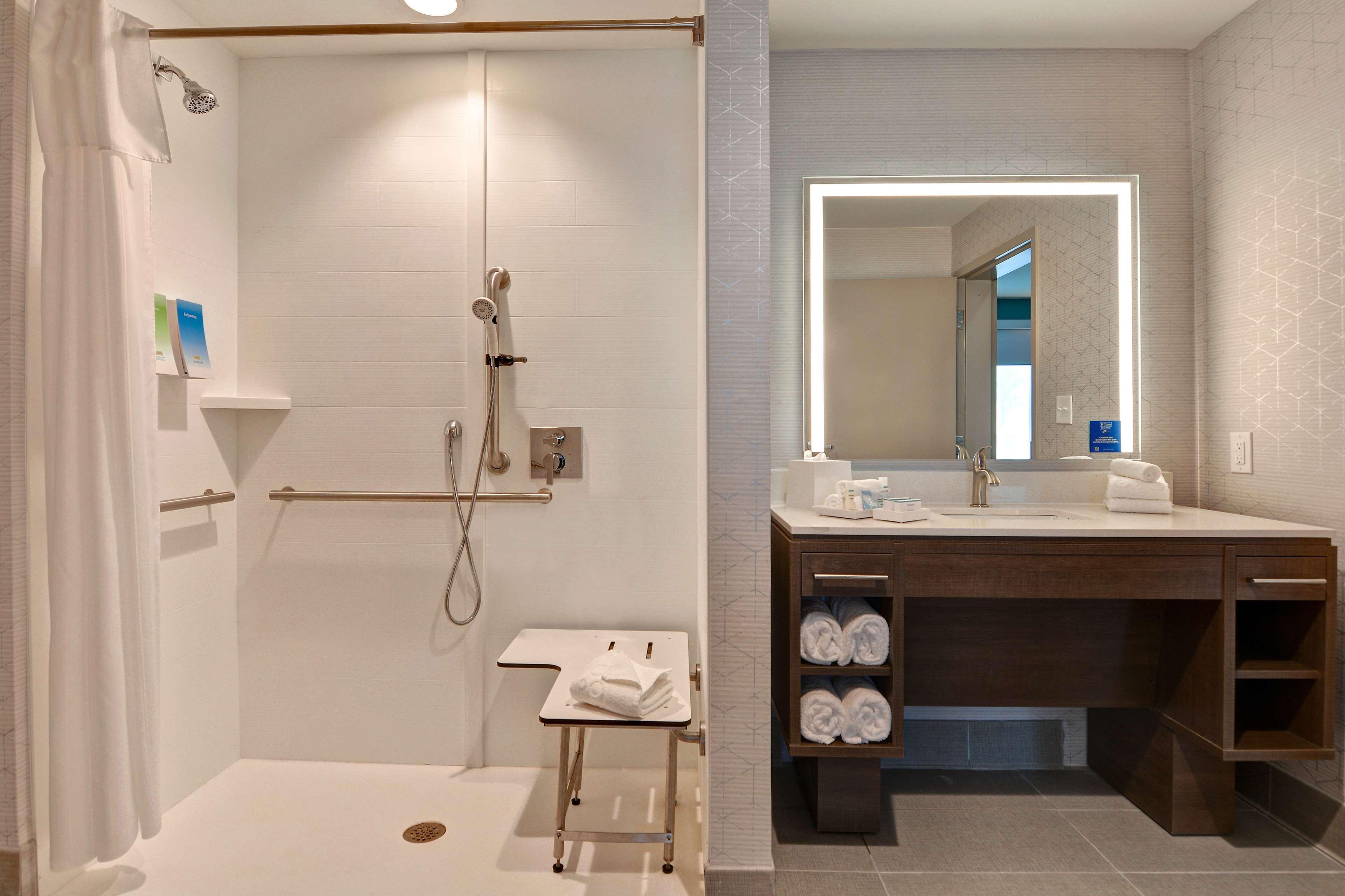 Suite Accessible King Size Bed