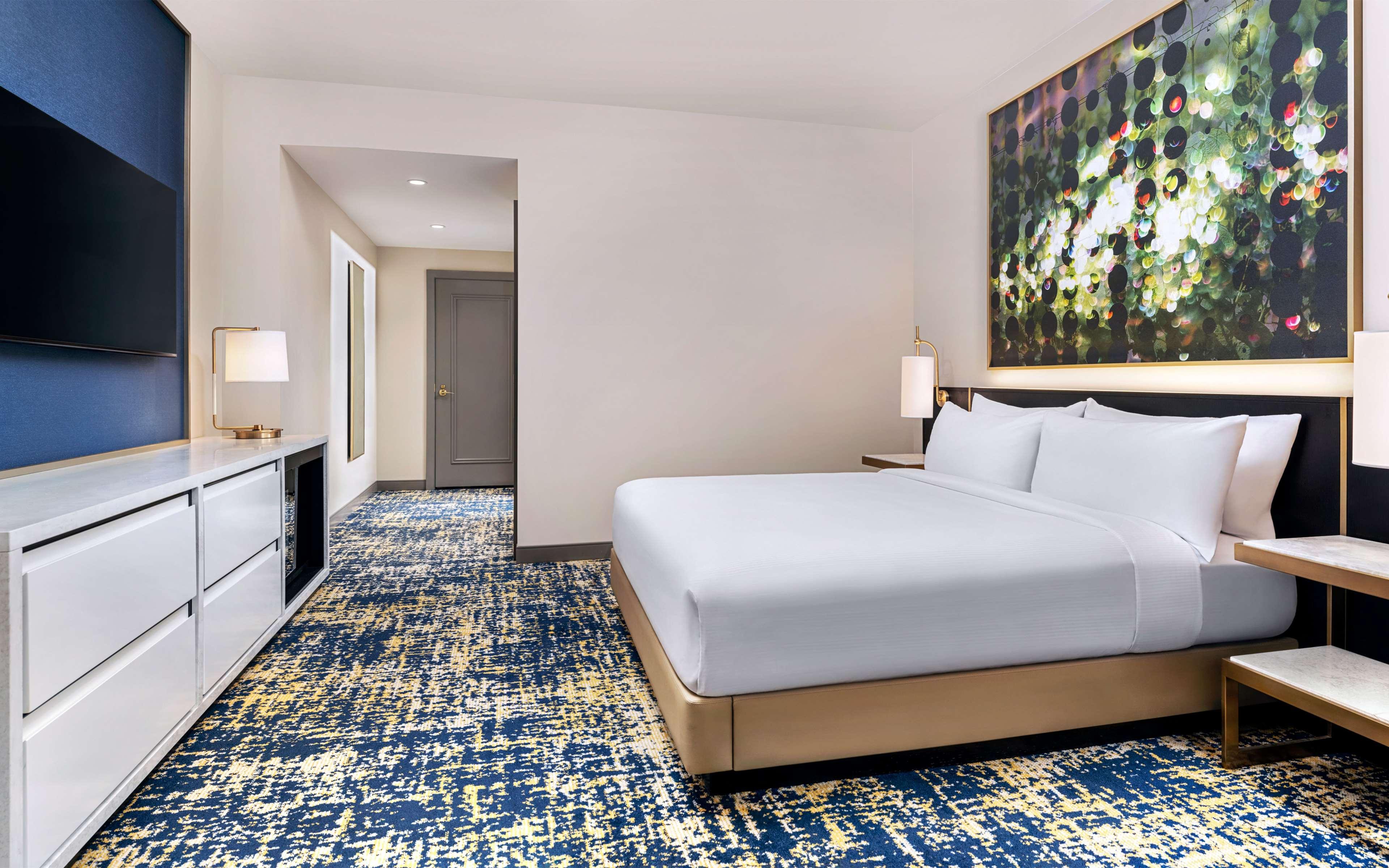 Double Deluxe City View King Bed